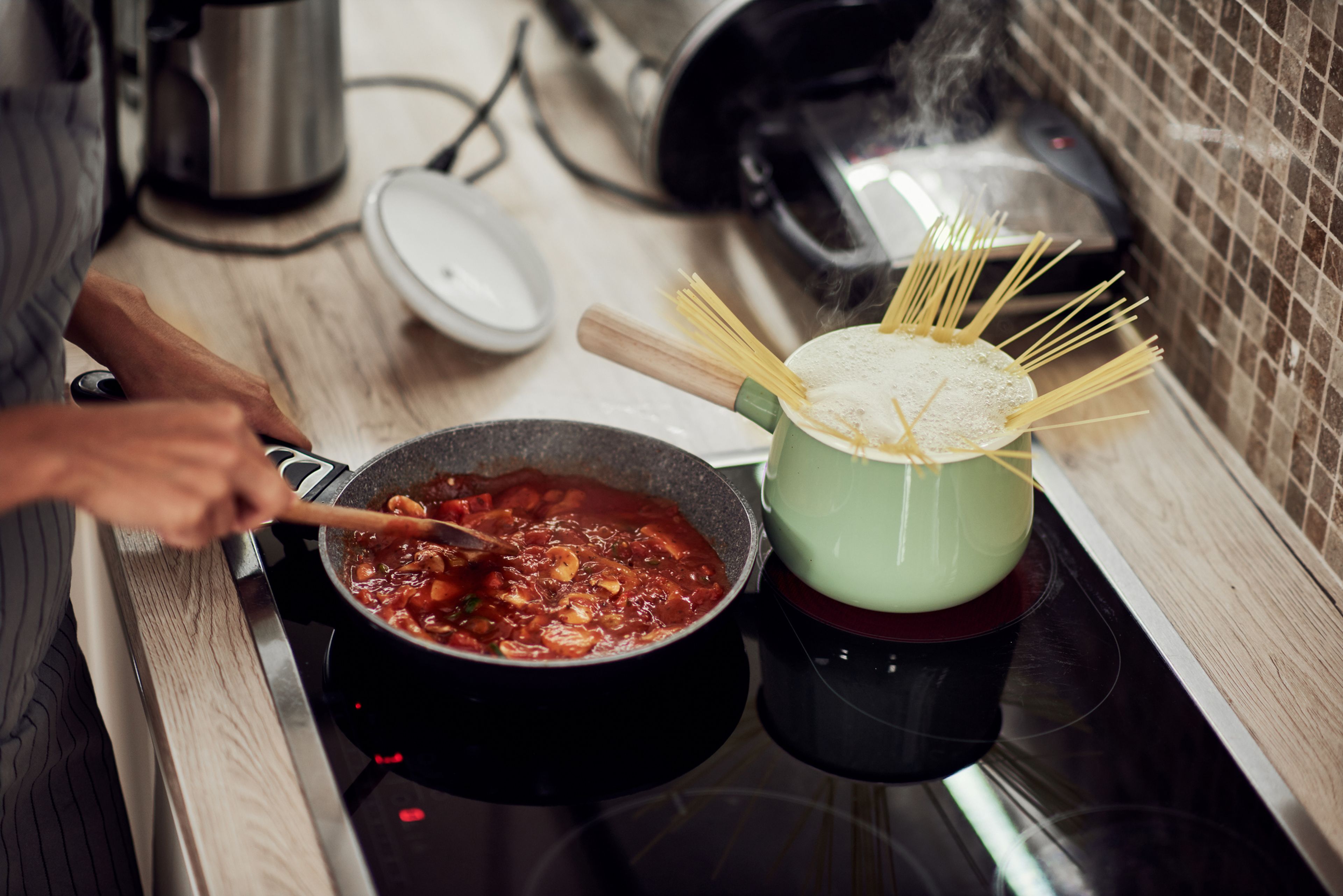 Cocinar salsa de tomate frito para pasta.