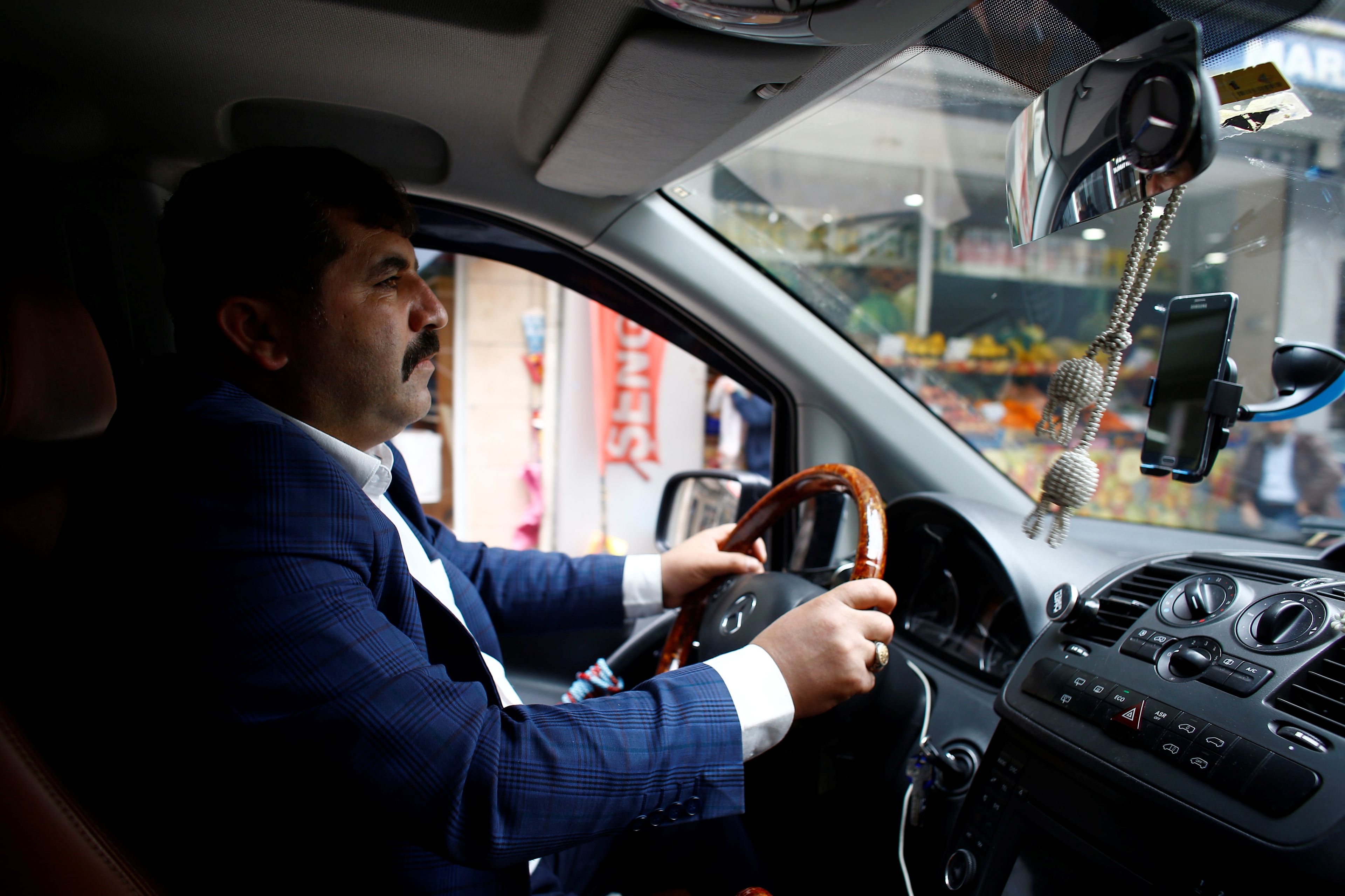 Un conductor en Estambul, Turquía.