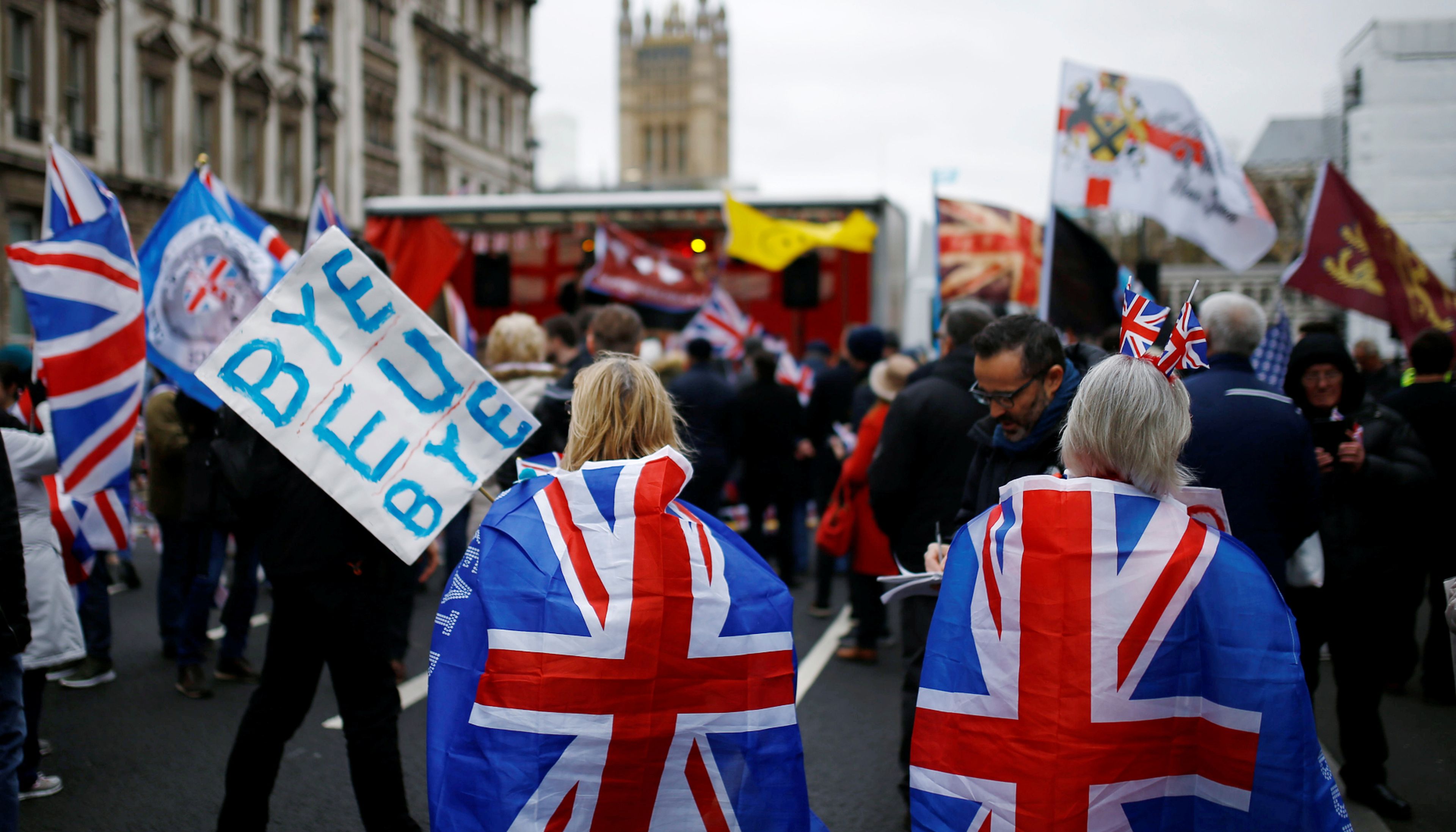 Dos mujeres con banderas británicas festejan la salida de Reino Unido de la UE