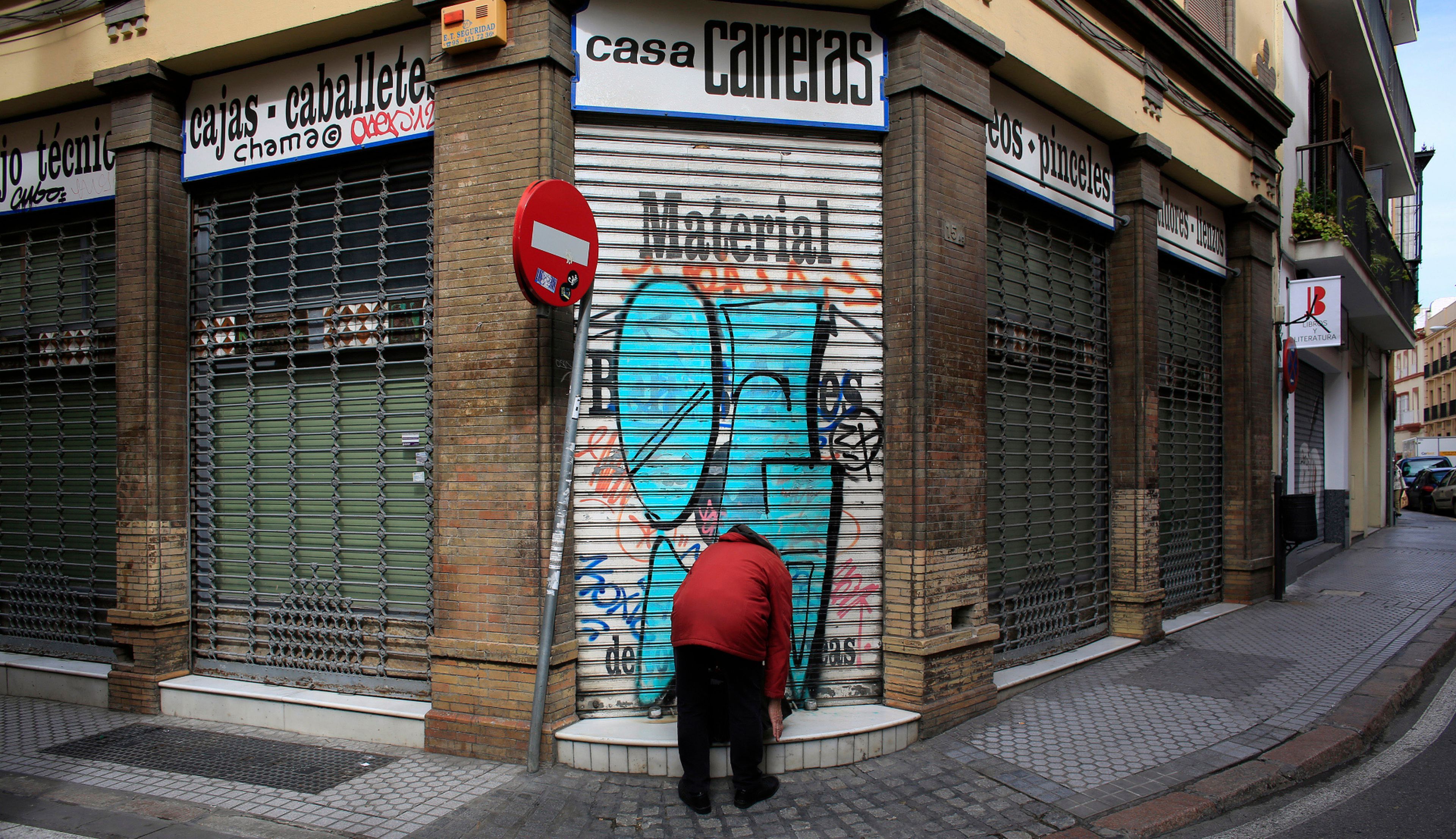 El dueño de una tienda de materiales artísticos de Sevilla echa el cierre