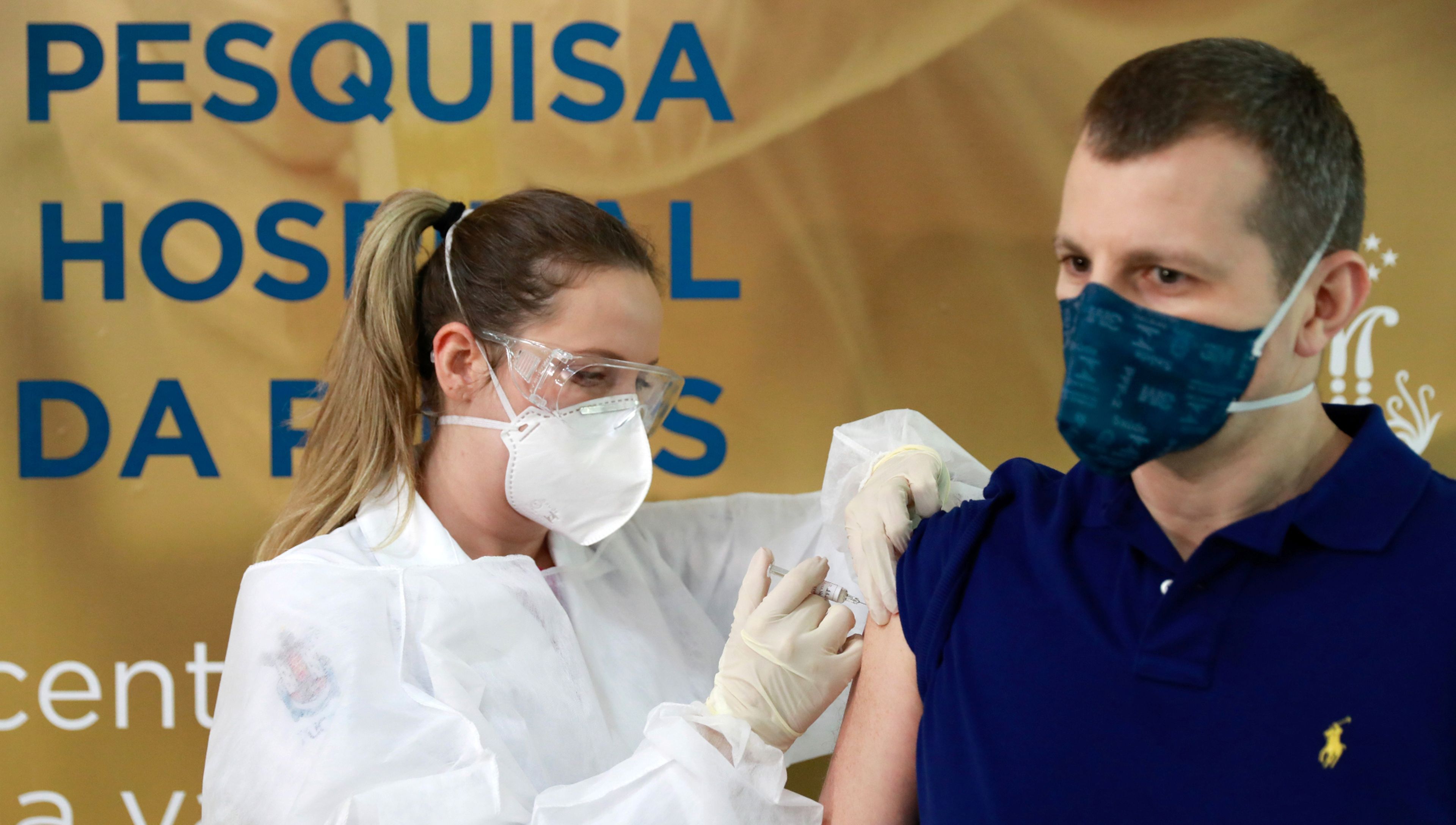 Una enfermera inyecta una vacuna experimental contra el coronavirus a un voluntario en Porto Alegre (Brasil)