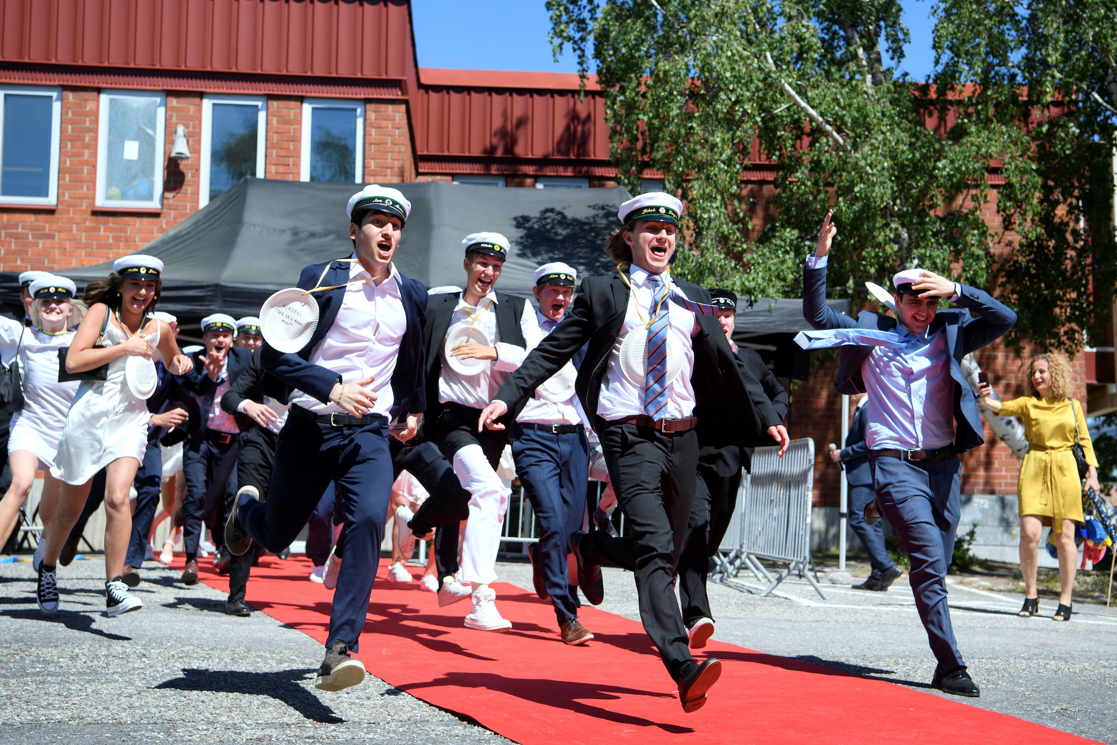 Estudiantes de un instituto en Suecia celebran su graduación