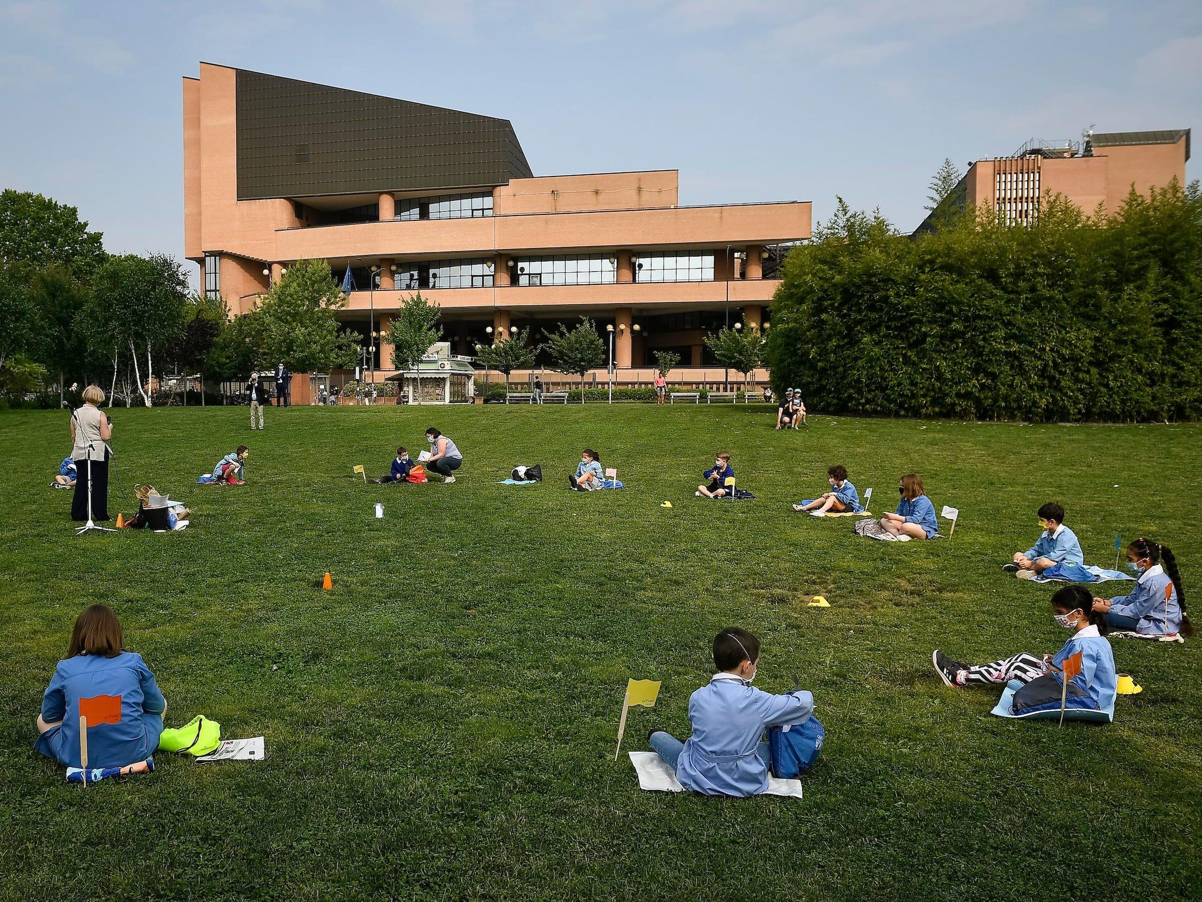 Un ejemplo de clases al aire libre en Turín, Italia, en junio de 2020.