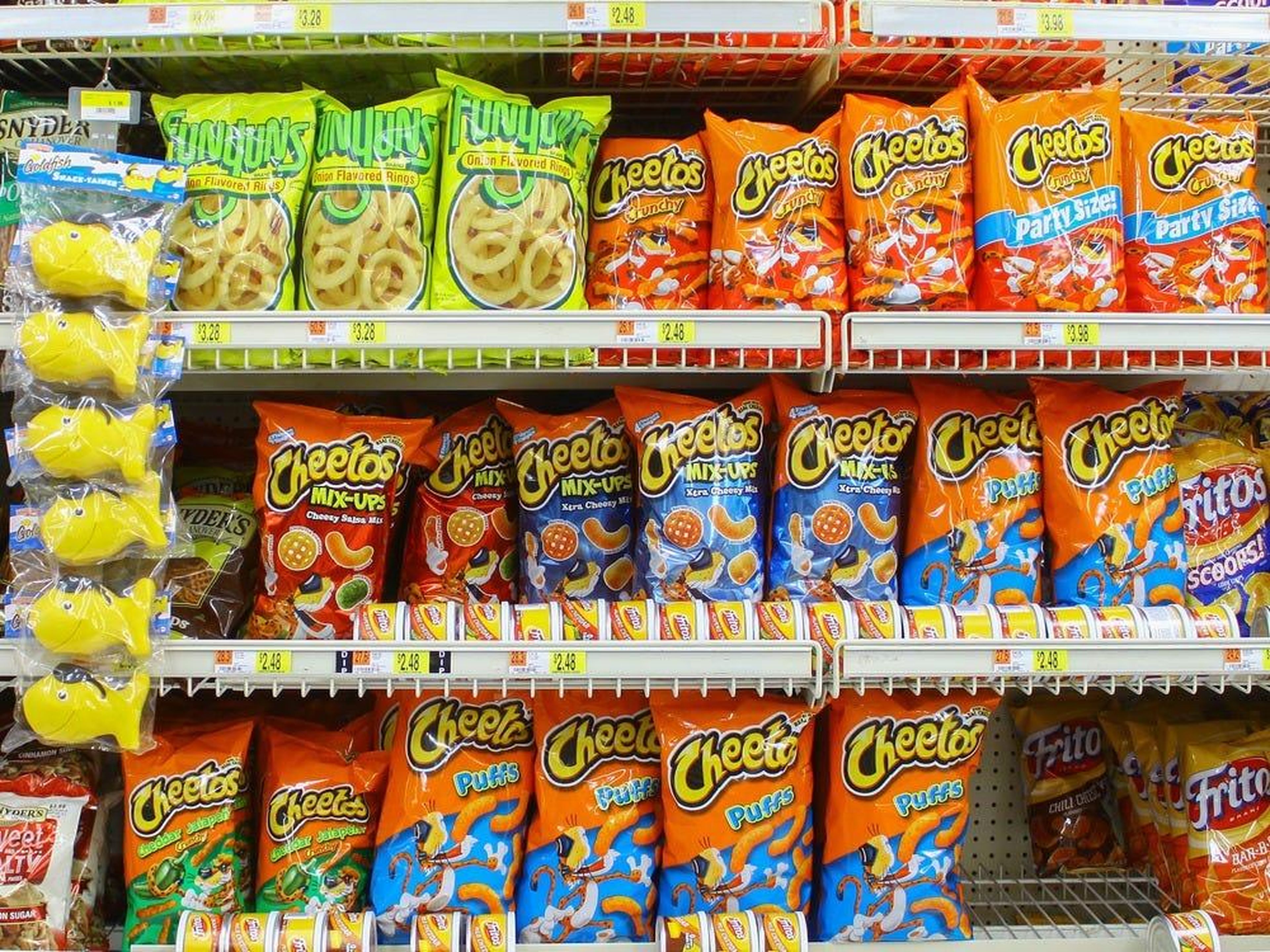 Bolsas de Cheetos en el estante de una tienda.