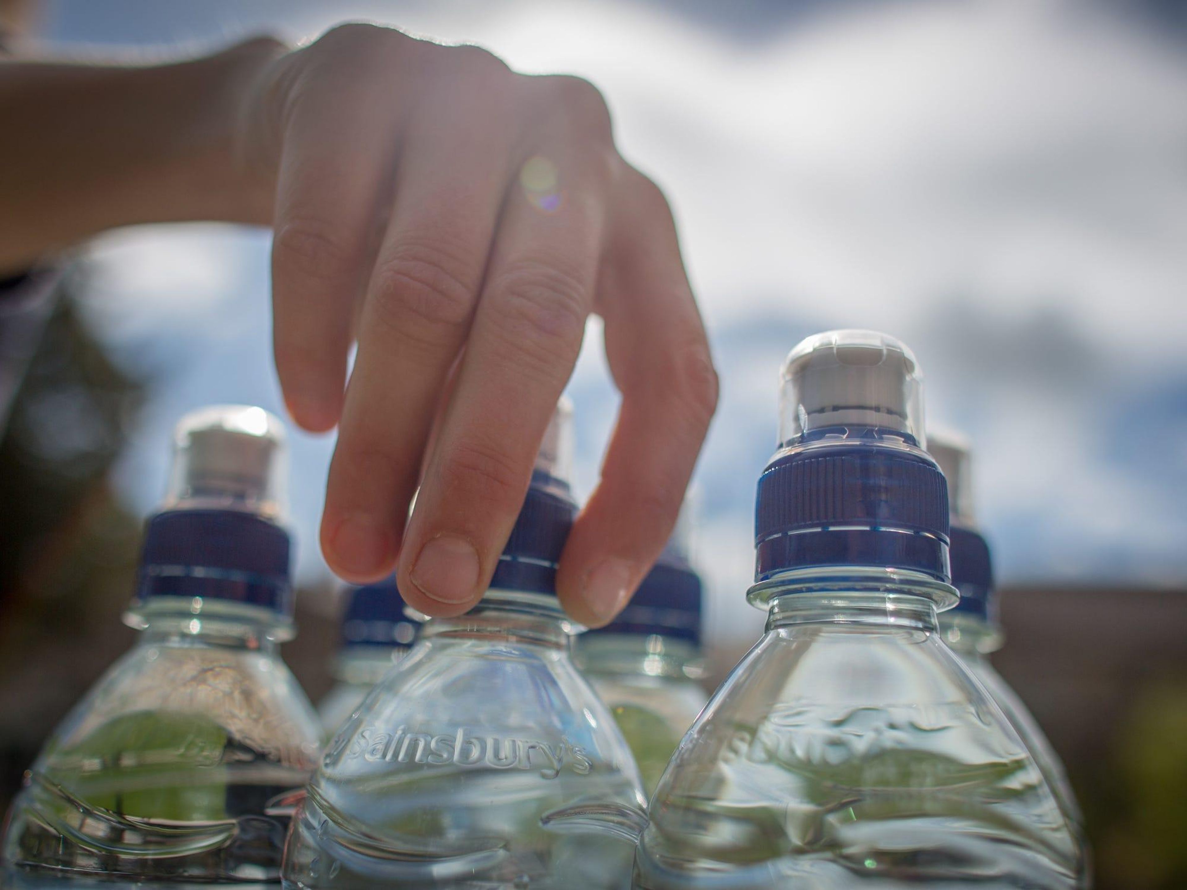 Las botellas de agua congeladas ayudarán a mantener la comida fría durante más tiempo.