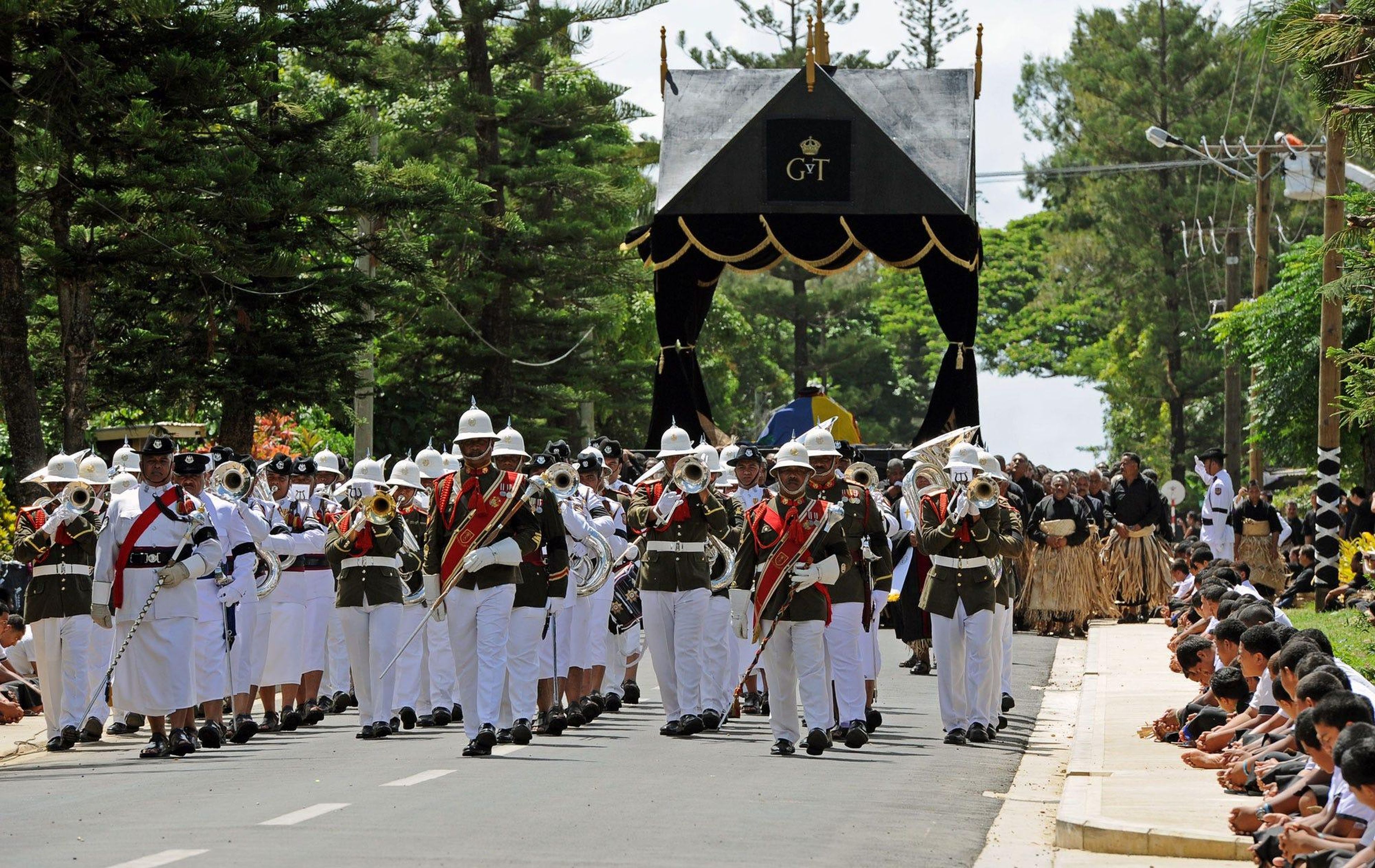 El cortejo fúnebre del Rey George Tupou V en Nuku'alofa, Tonga, en marzo de 2012.