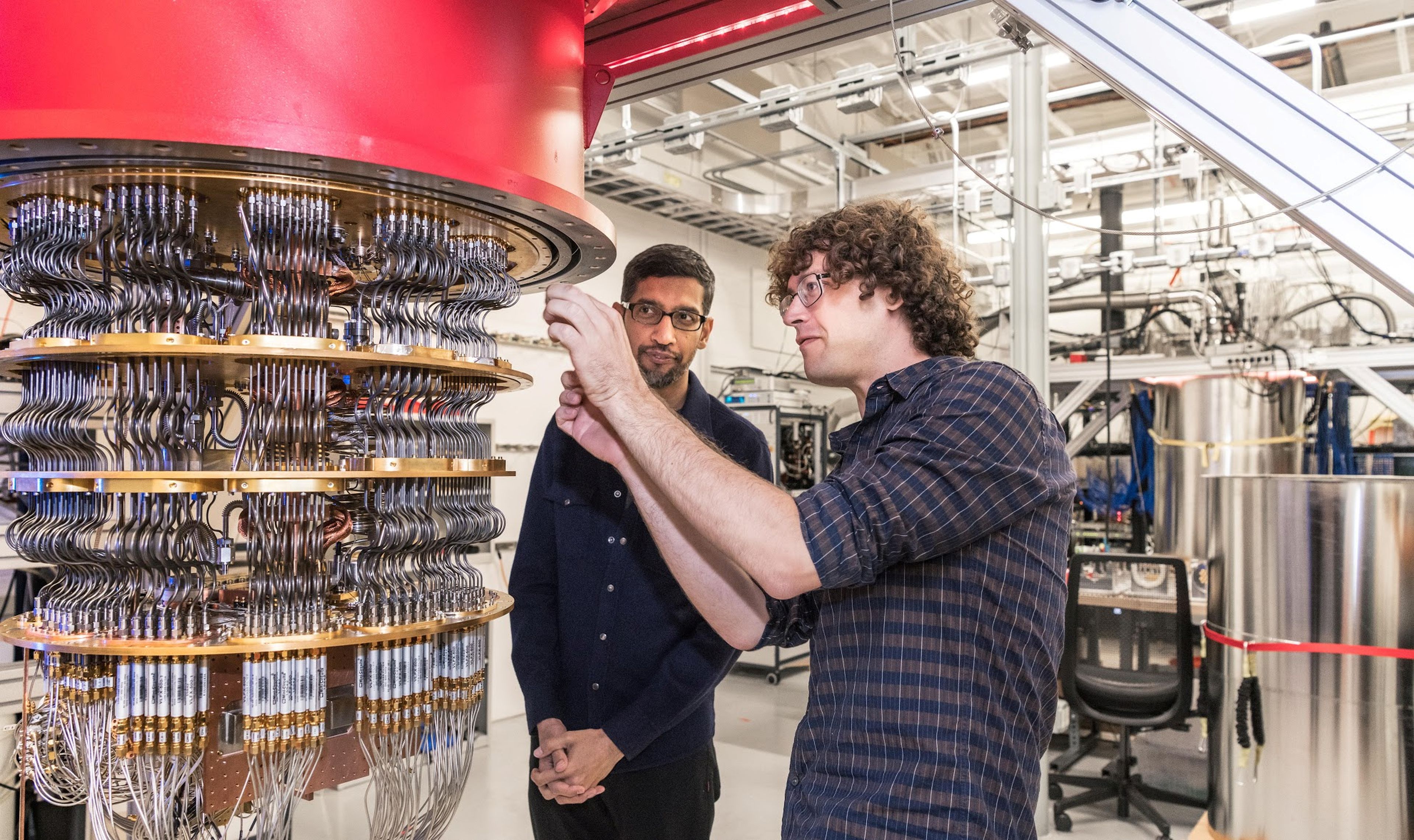 El CEO de Google, Sundar Pichai, junto a uno de los ordenadores cuánticos de la tecnológica.