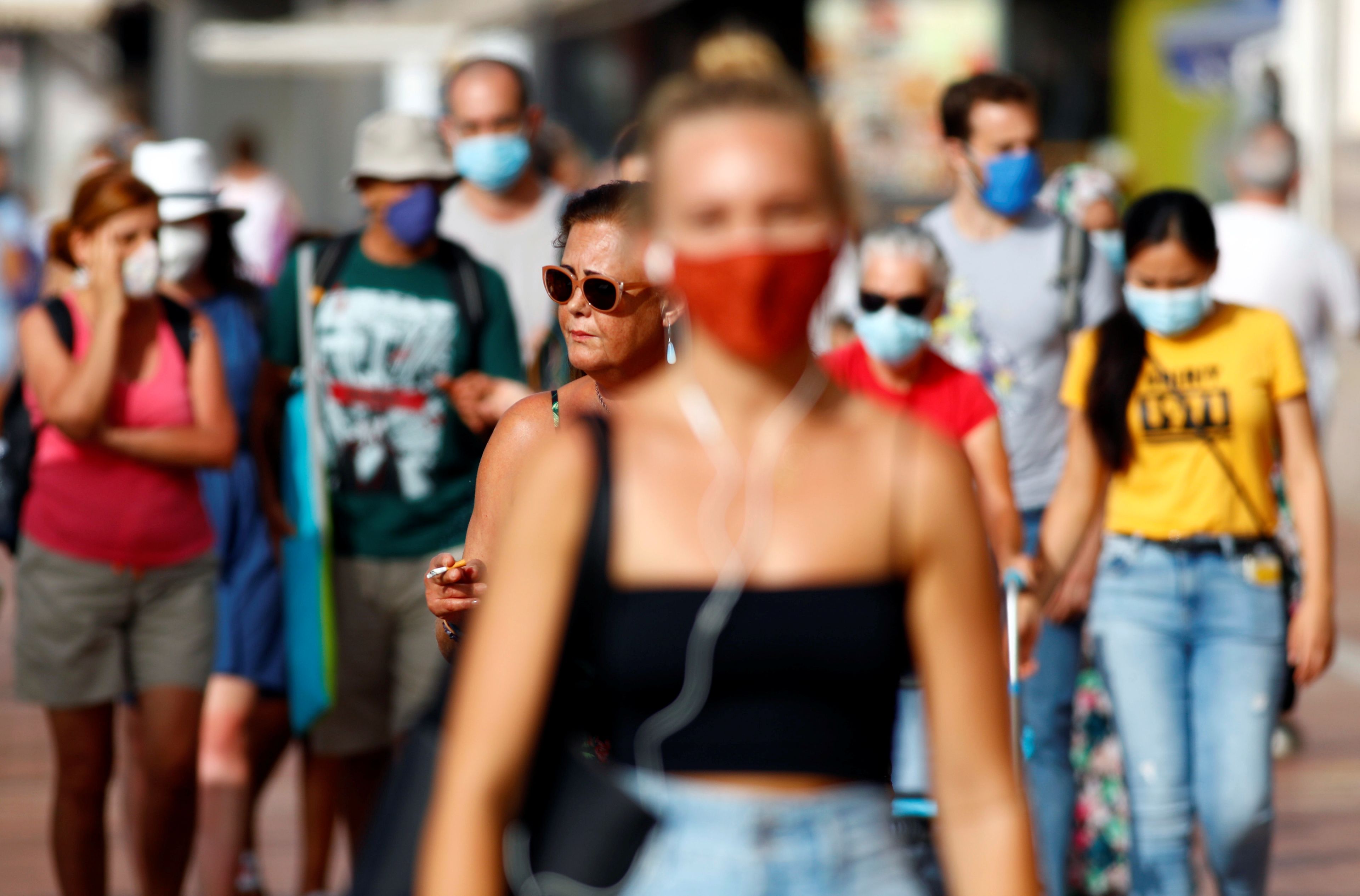 Un grupo de personas camina por la calle en medio de la pandemia del coronavirus