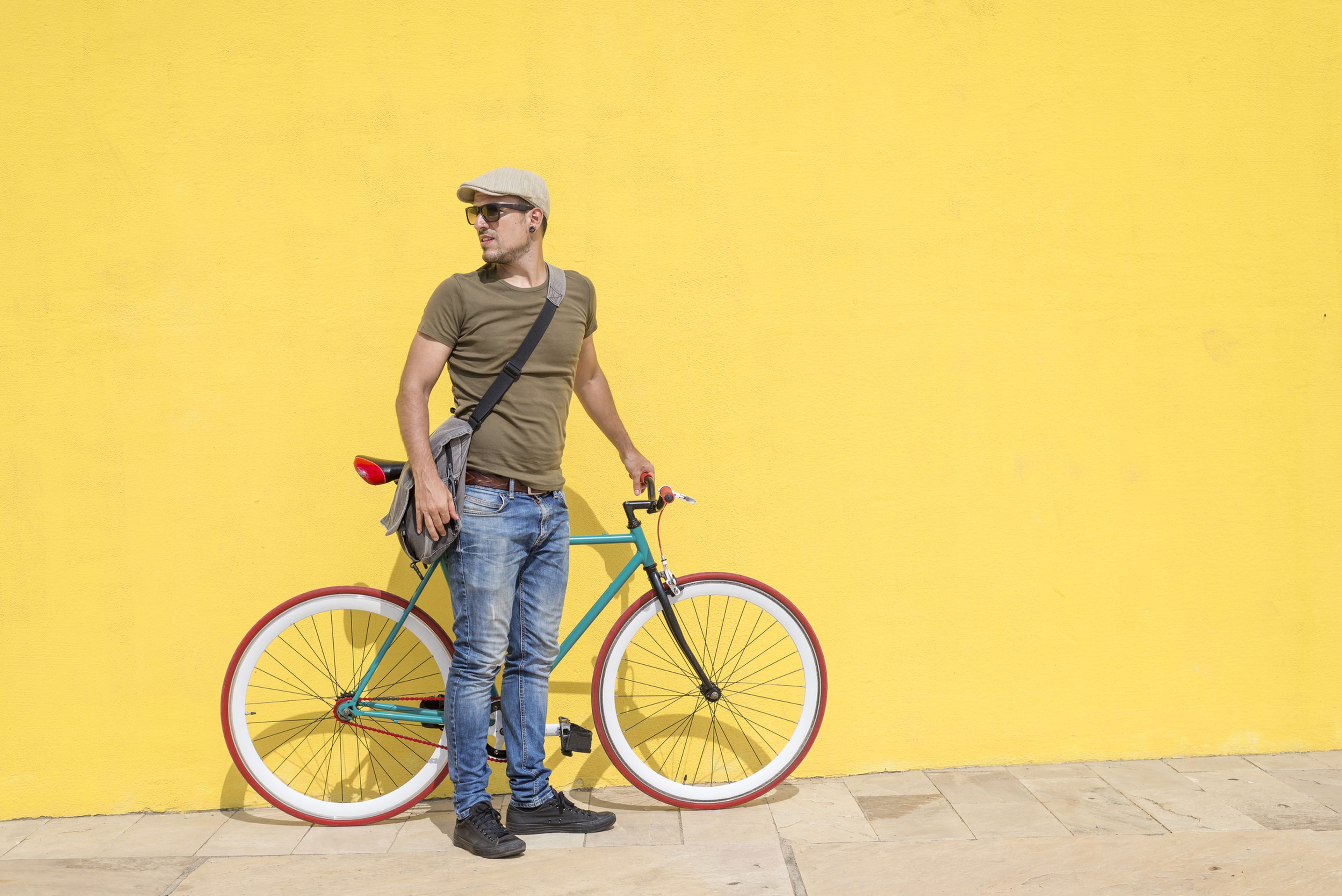 Un hombre con una bicicleta fixie