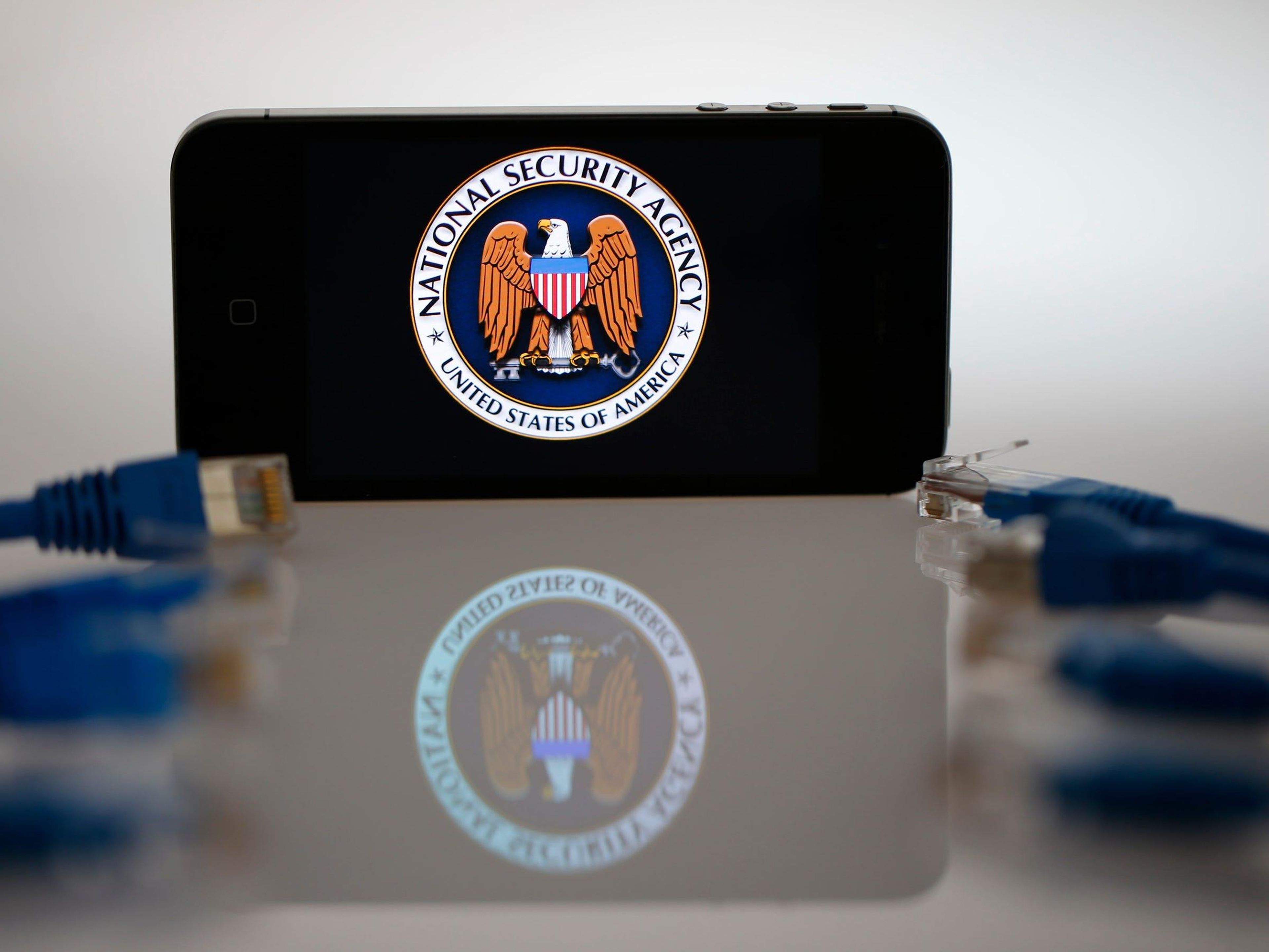 Una ilustración muestra el logo de la Agencia de Seguridad Nacional de los Estados Unidos en la pantalla de un iPhone en Berlín, el 7 de junio de 2013