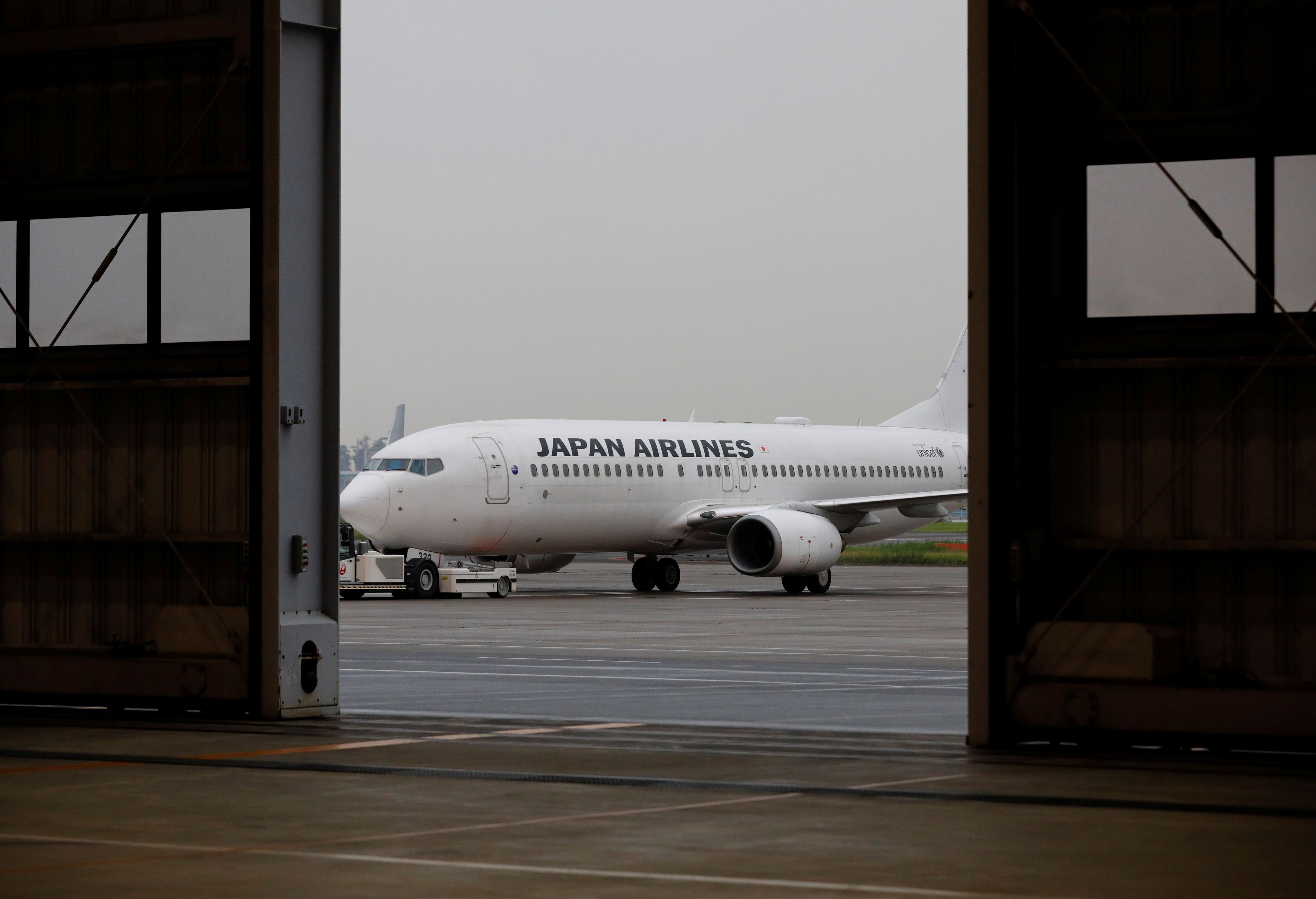 Un avión de Japan Airlines en mantenimiento en el Aeropuerto Internacional de Tokio, en plena crisis del coronavirus.