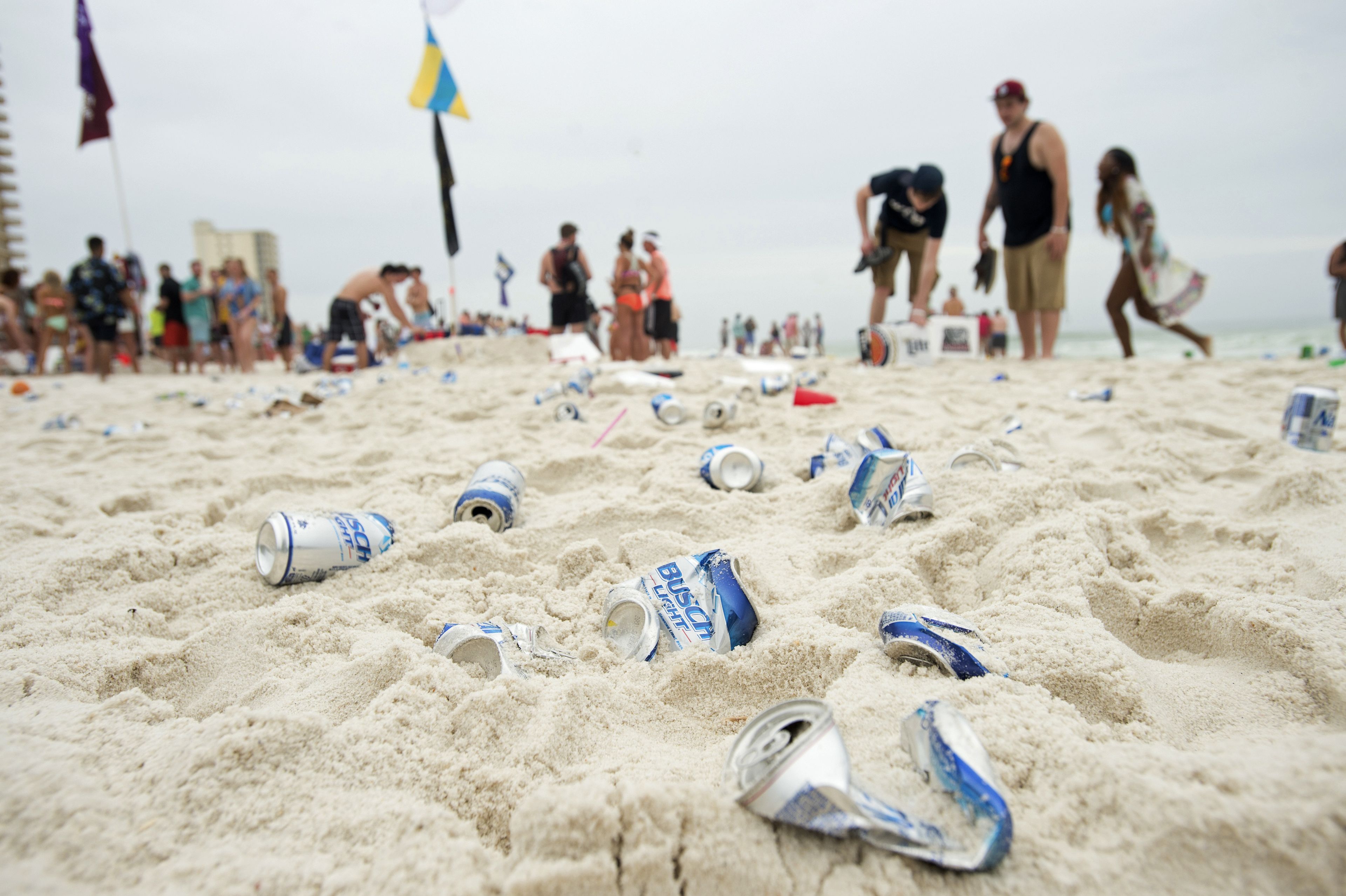 Latas de cerveza tiradas en la playa