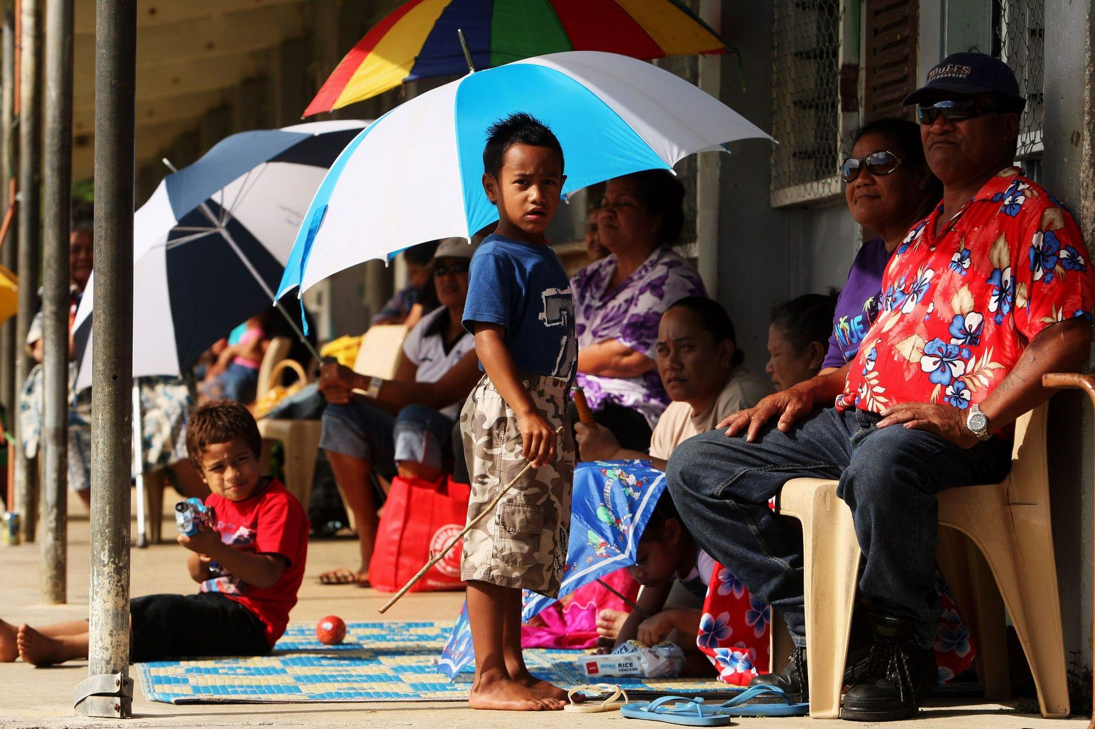 La gente de la zona ve el día de los deportes escolares en el instituto de Niue el 8 de julio de 2009 en Alofi, Niue.