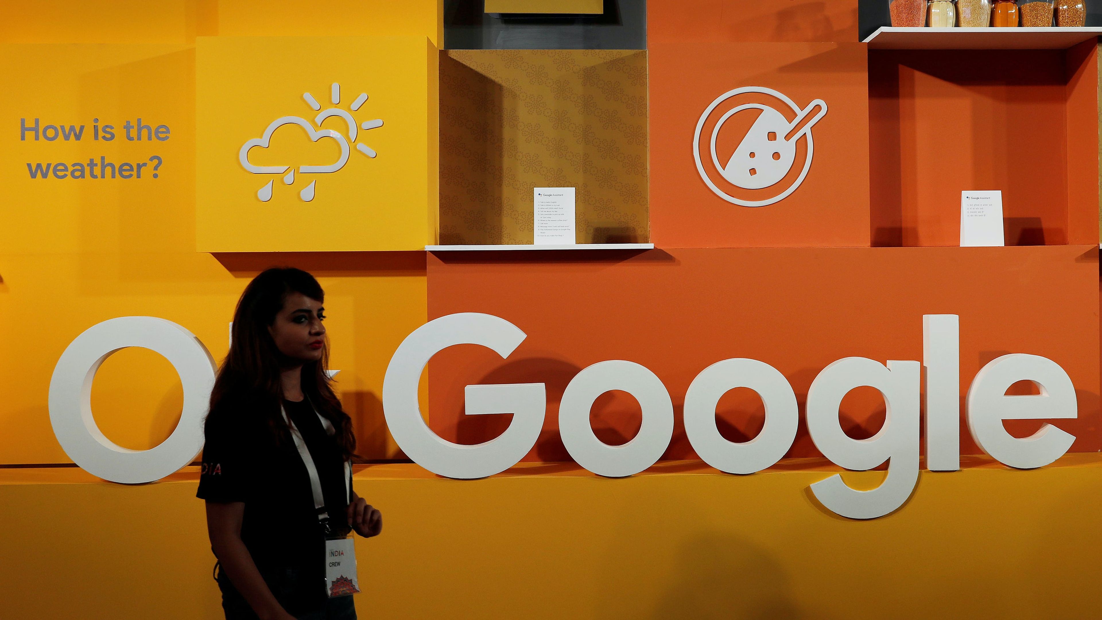Una mujer ante un logo de Google en un evento en Delhi en 2018.