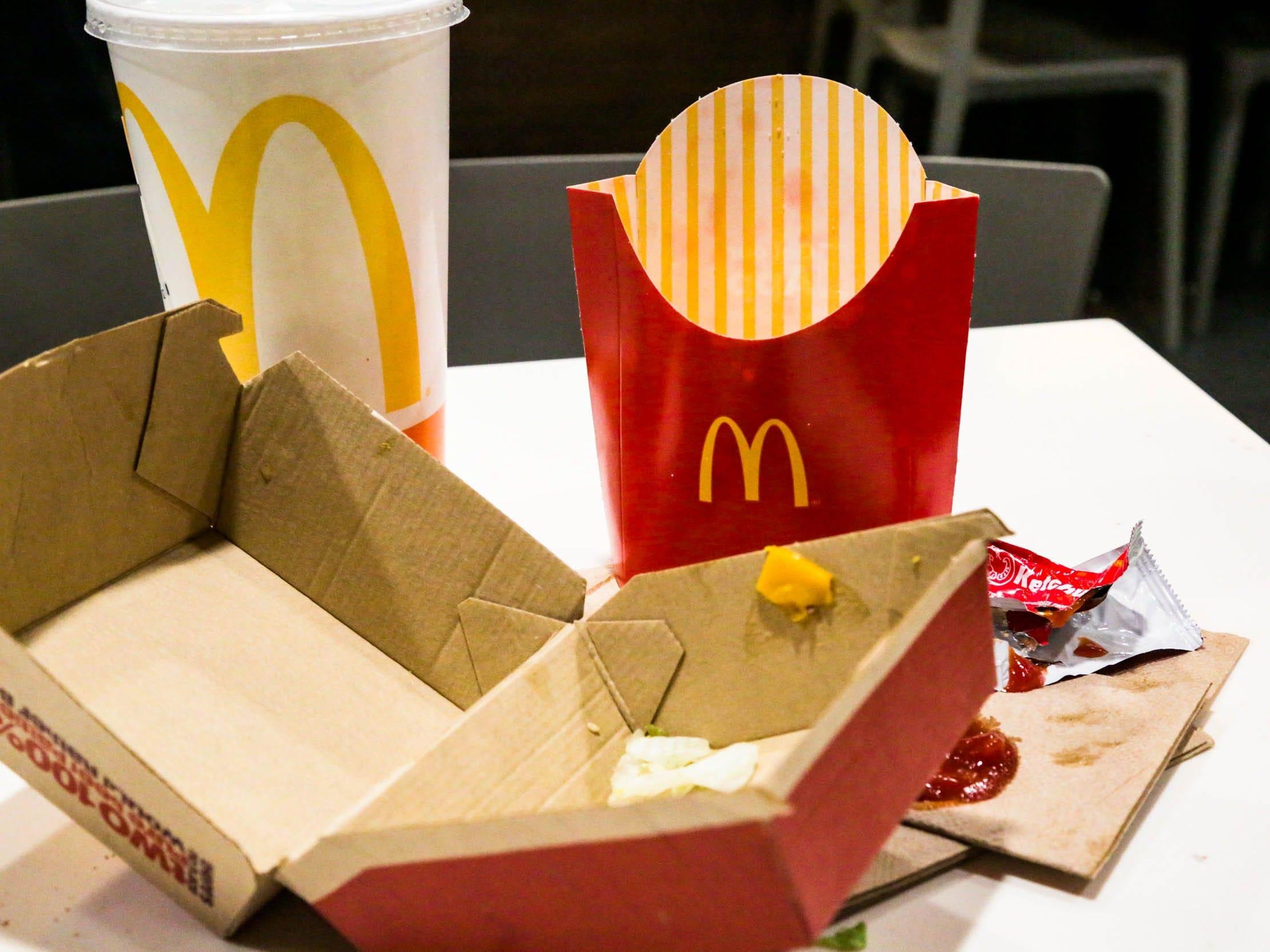 Los envases de McDonald's, Burger King y otros gigantes de la comida rápida contienen sustancias químicas tóxicas imperecederas, según un nuevo informe