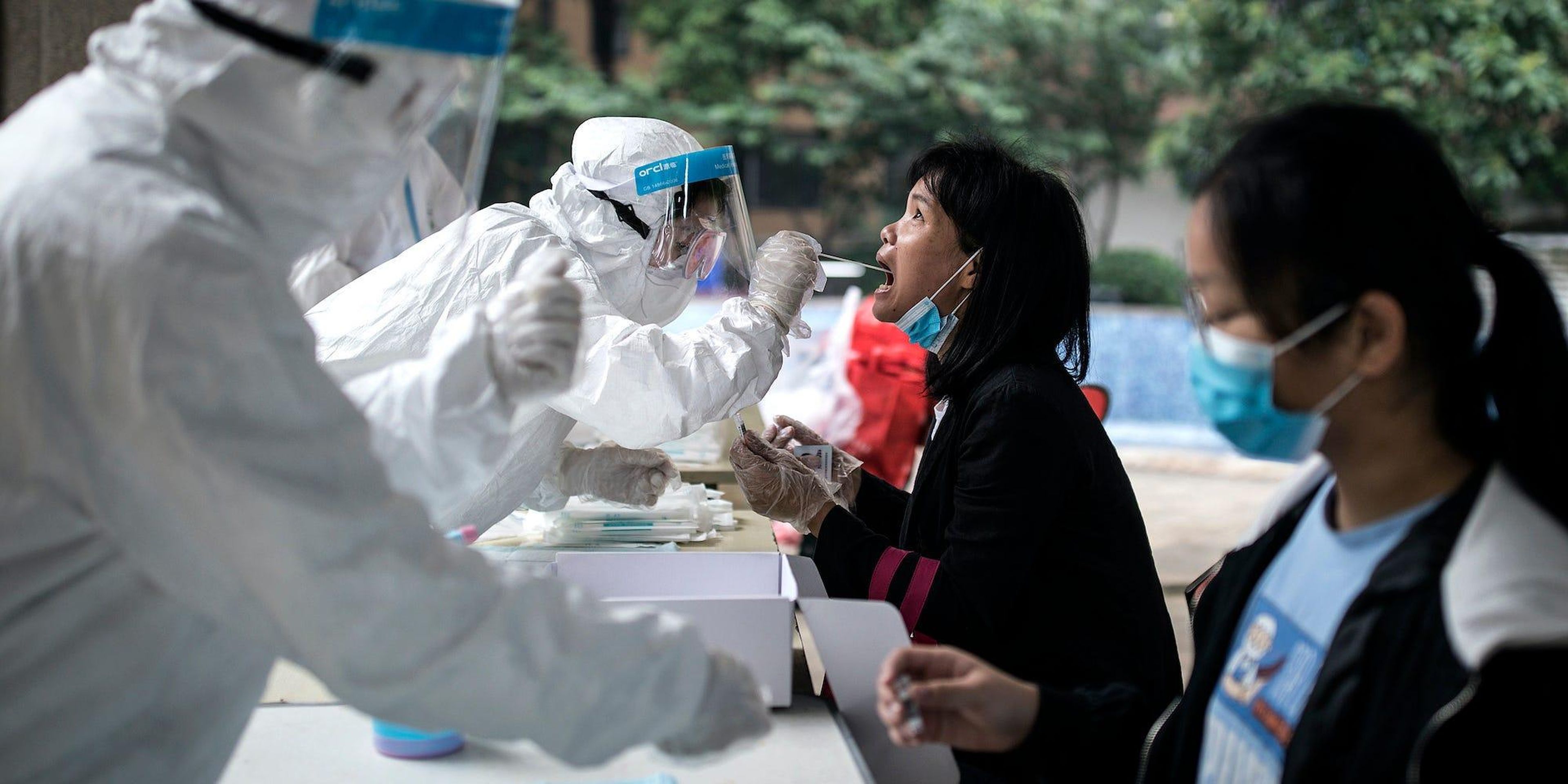 Un trabajador médico toma un hisopo de un residente para la prueba del nuevo coronavirus el 15 de mayo de 2020 en Wuhan, Hubei, China.