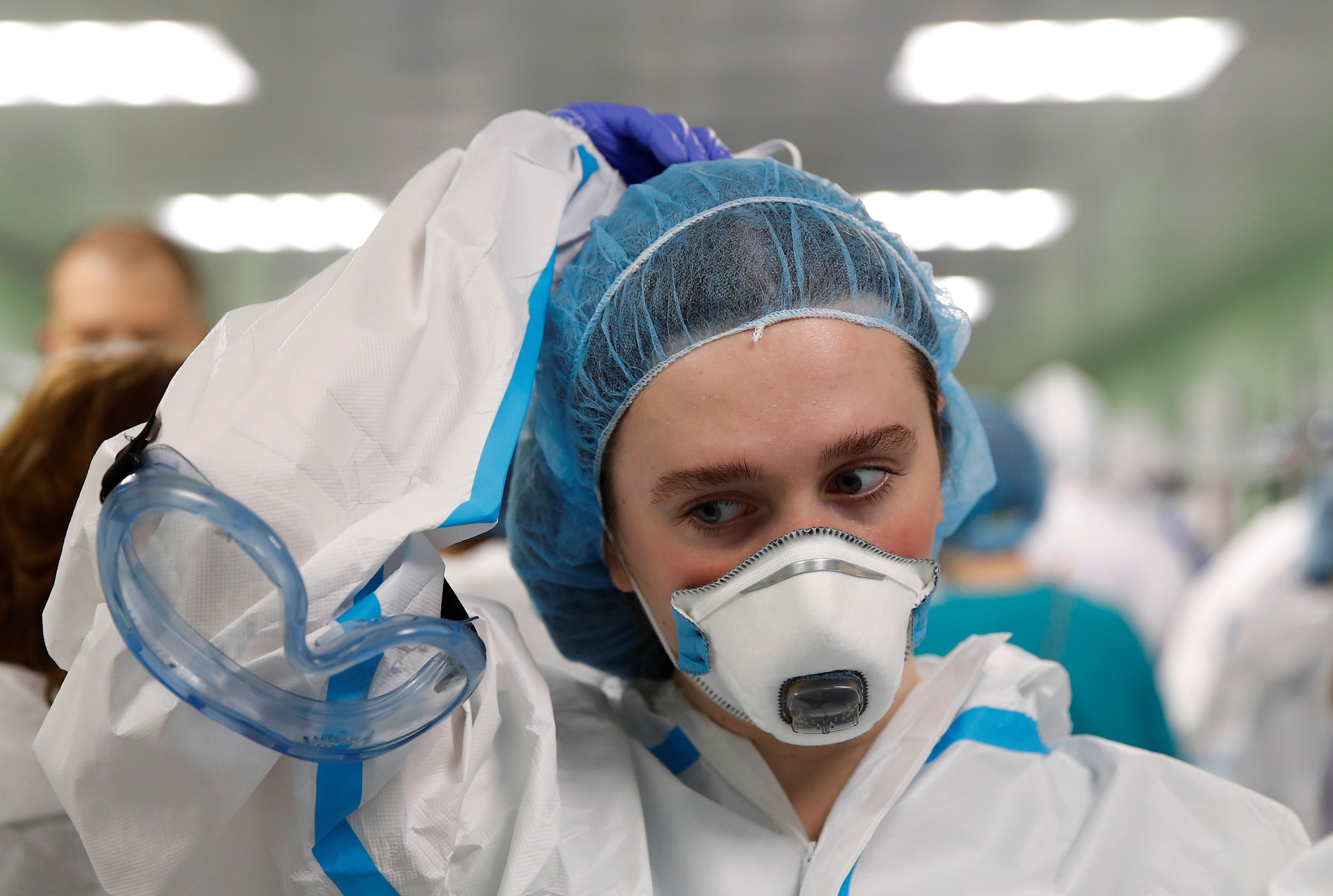 Médicos rusos equipados con trajes de protección durante la pandemia de coronavirus
