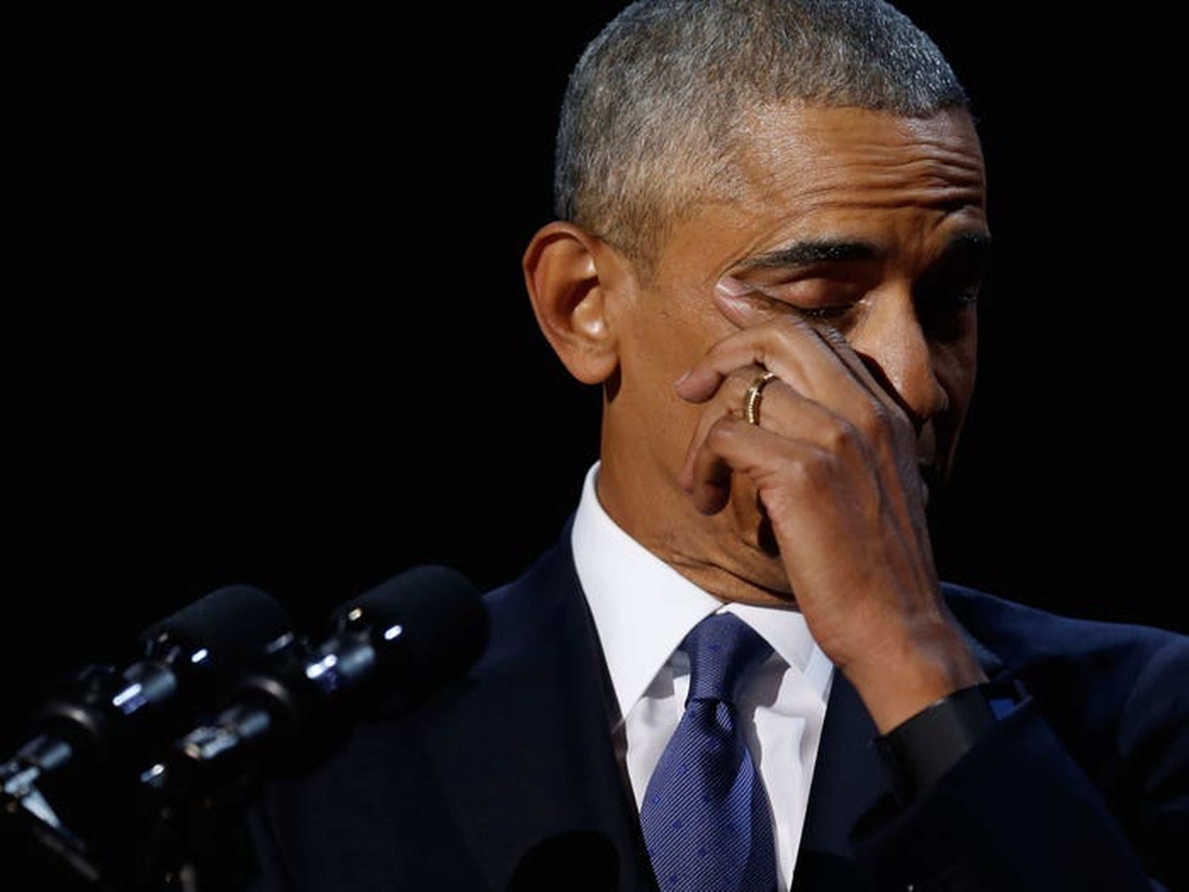 El ex presidente de Estados Unidos, Barack Obama, se enjuga las lágrimas mientras pronuncia su discurso de despedida en Chicago, Illinois.