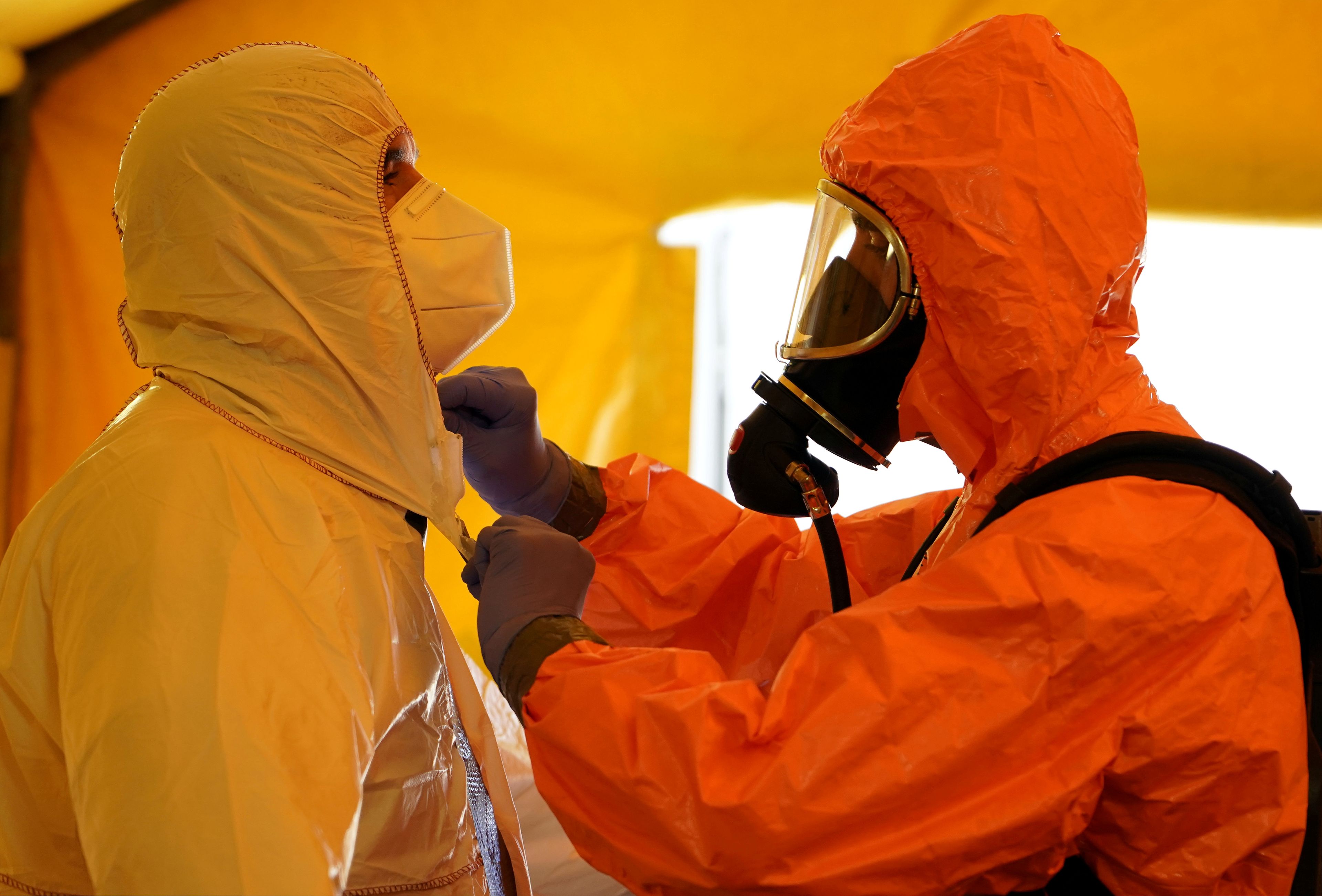 Miembros del SAMUR se visten con trajes de protección durante la pandemia del coronavirus