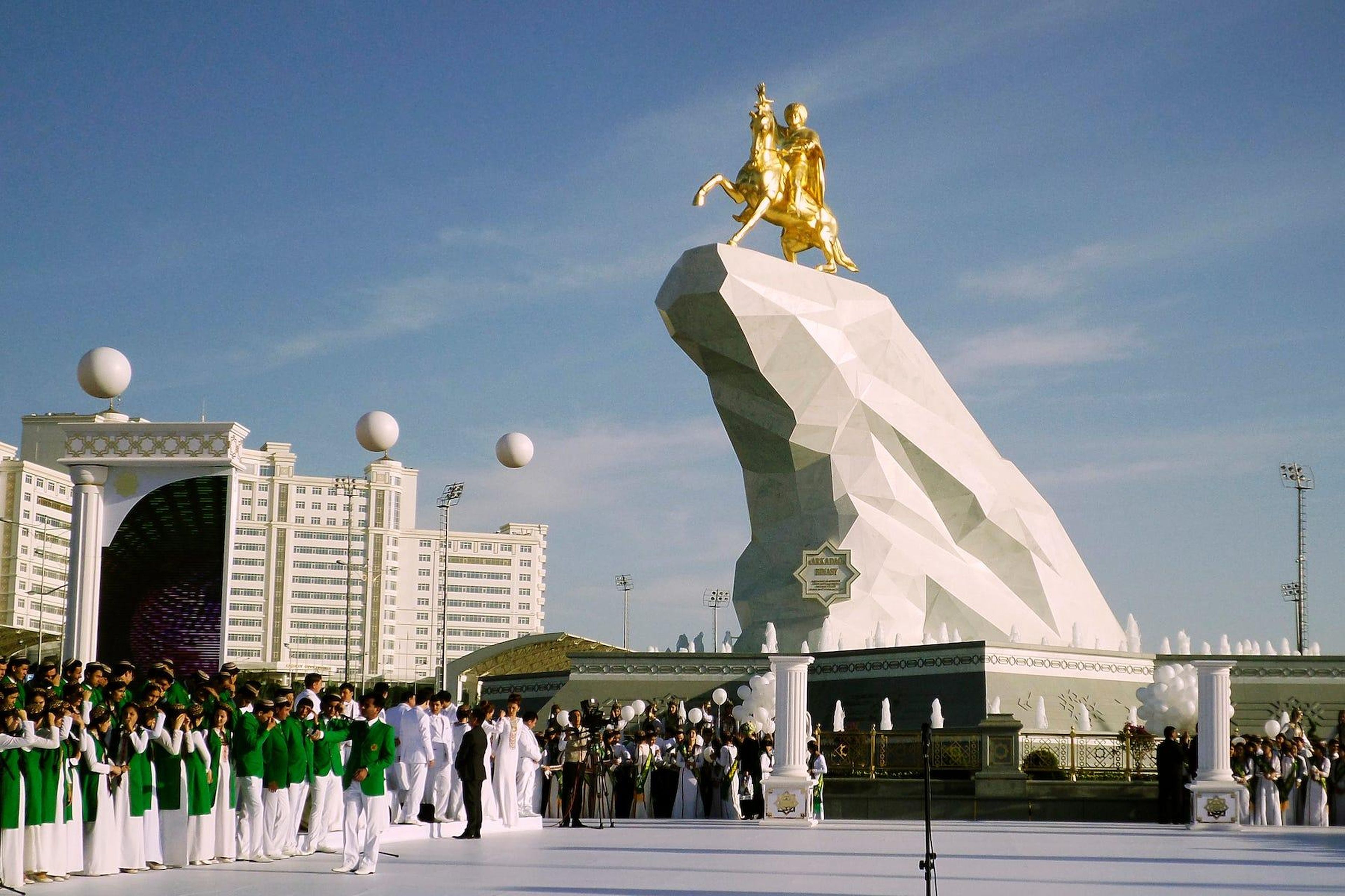 Un monumento al Presidente de Turkmenistán Gurbanguly Berdymukhamedov en Ashgabat en mayo de 2015.
