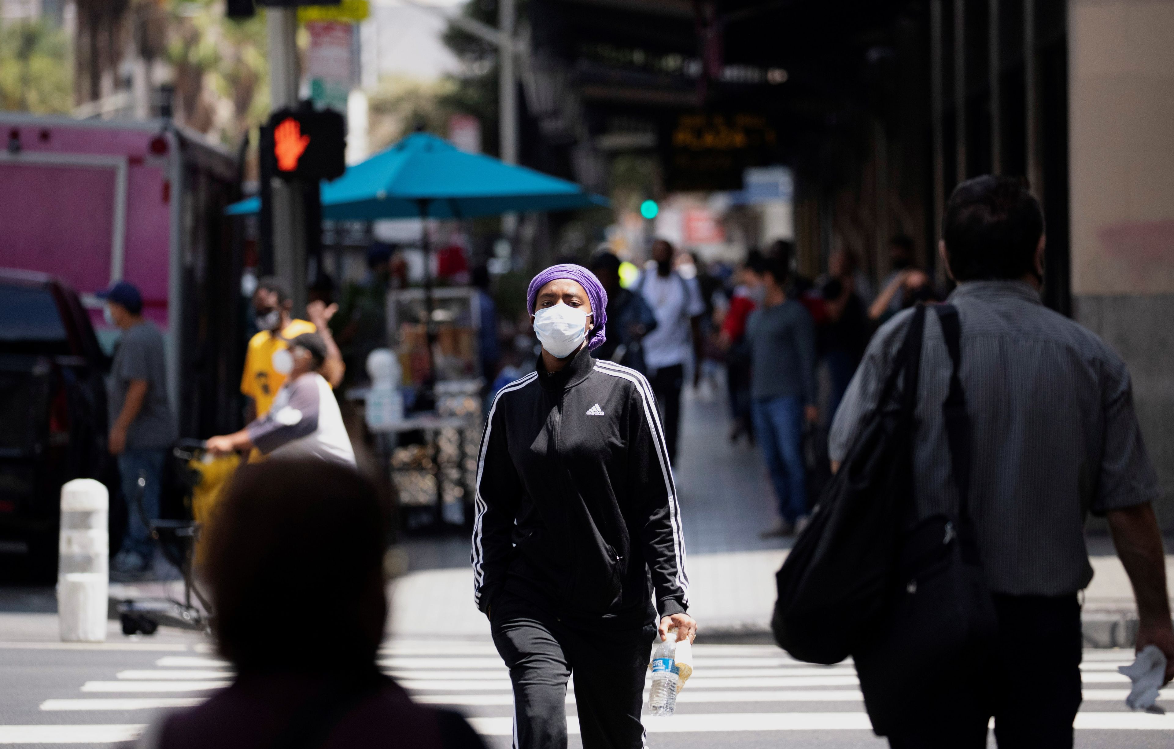 Mujer anda por las calles de Los Angeles, Estados Unidos.