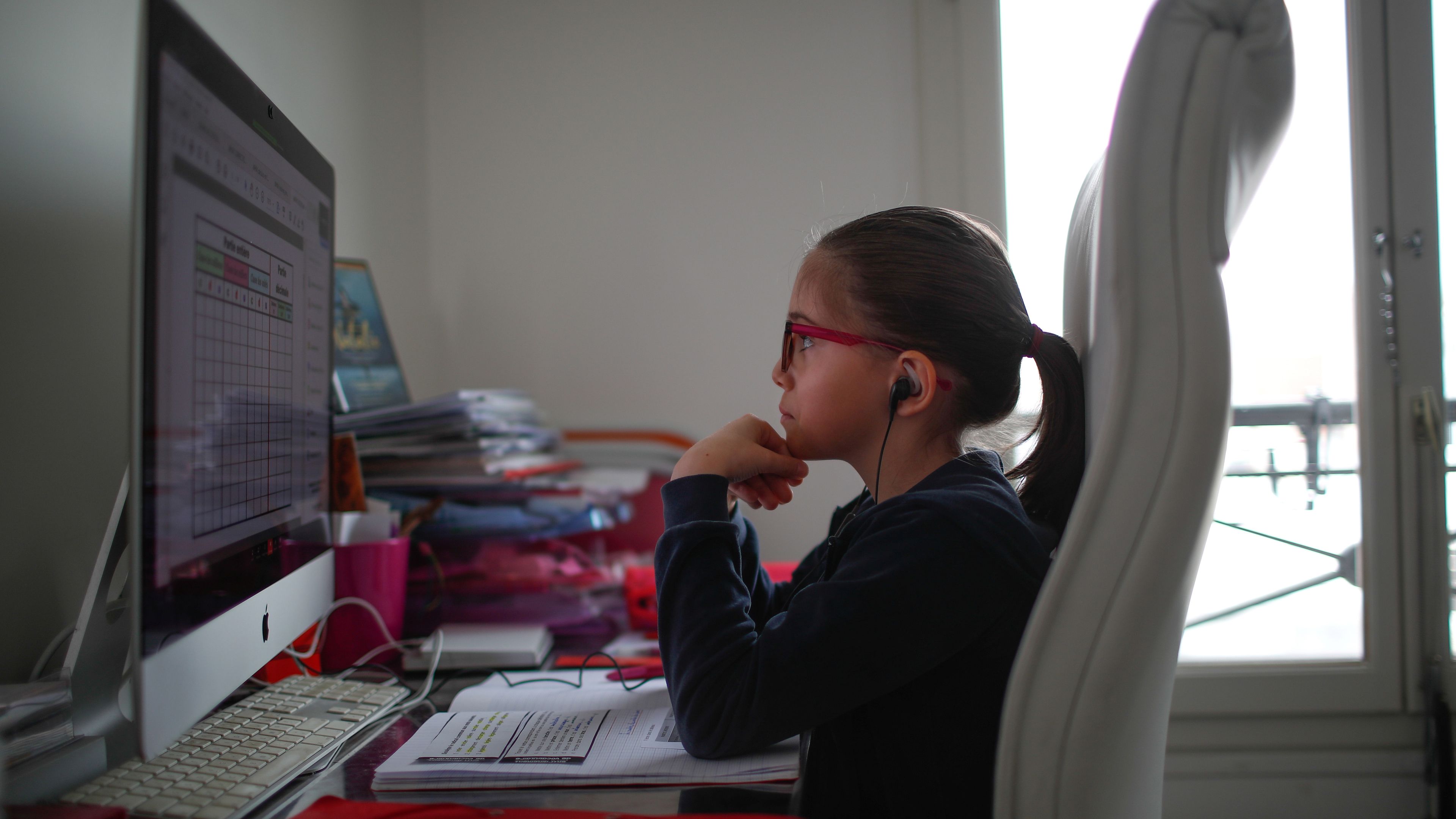 Una niña asiste a una clase virtual desde casa por el confinamiento provocado por el COVID-19.