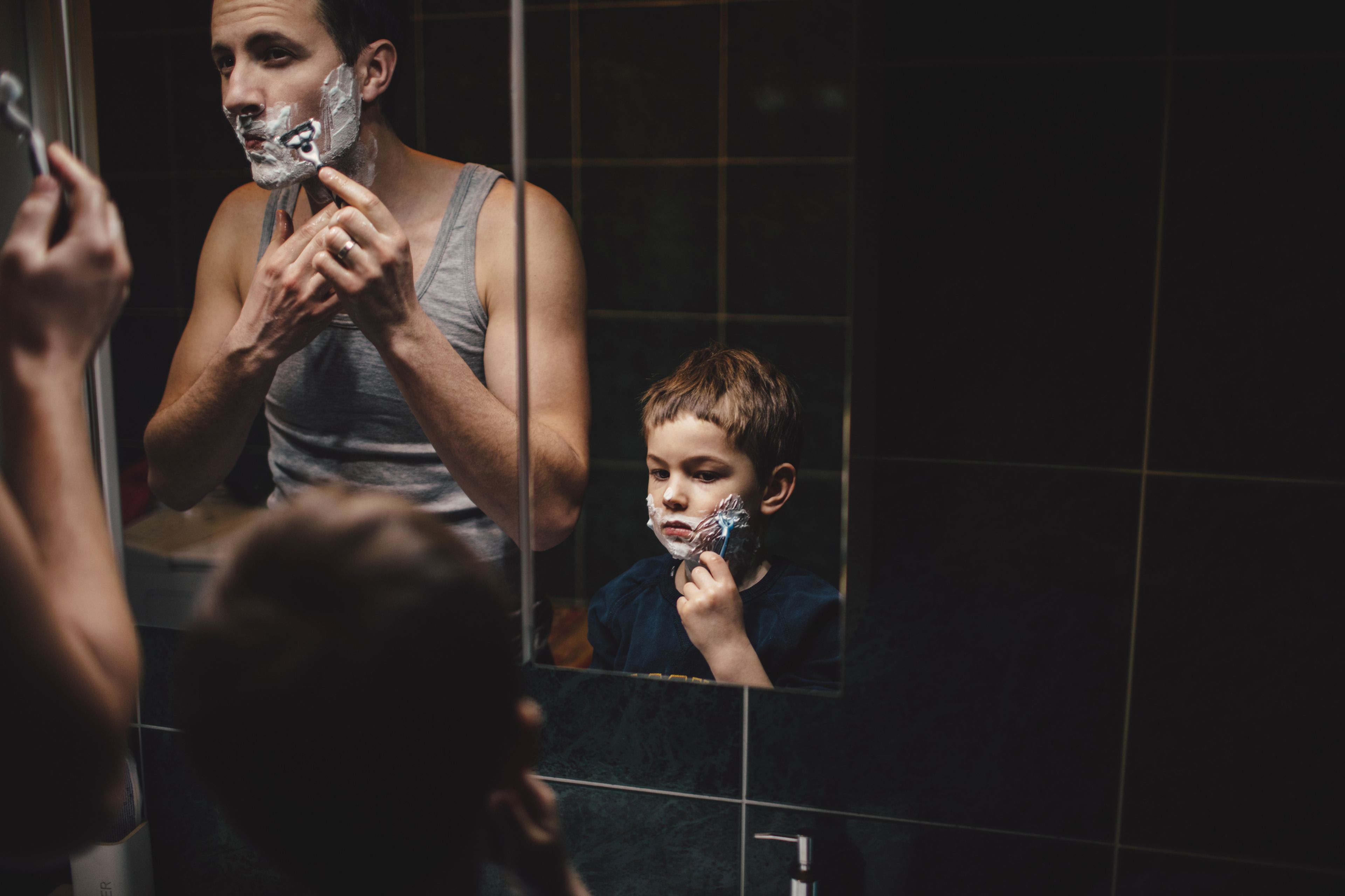 Padre e hijo se afeitan.