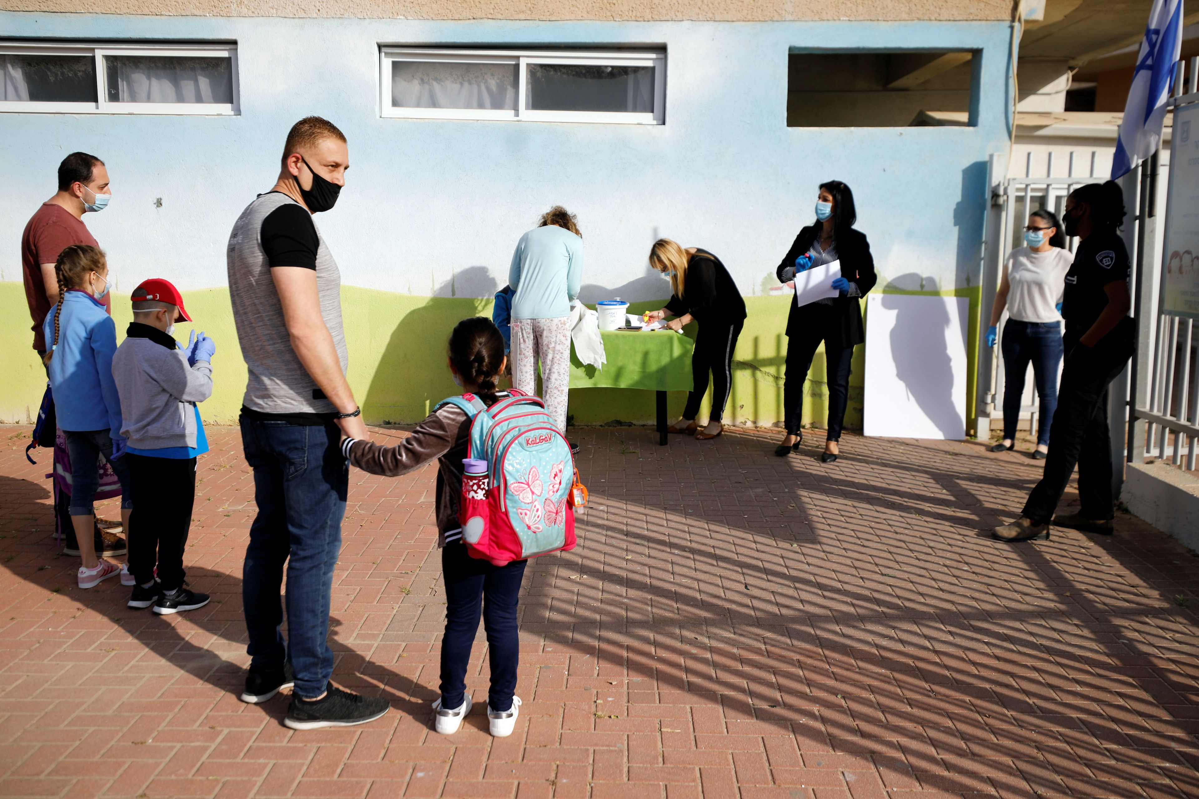 Padres esperan para dejar a sus hijos en el colegio en Israel