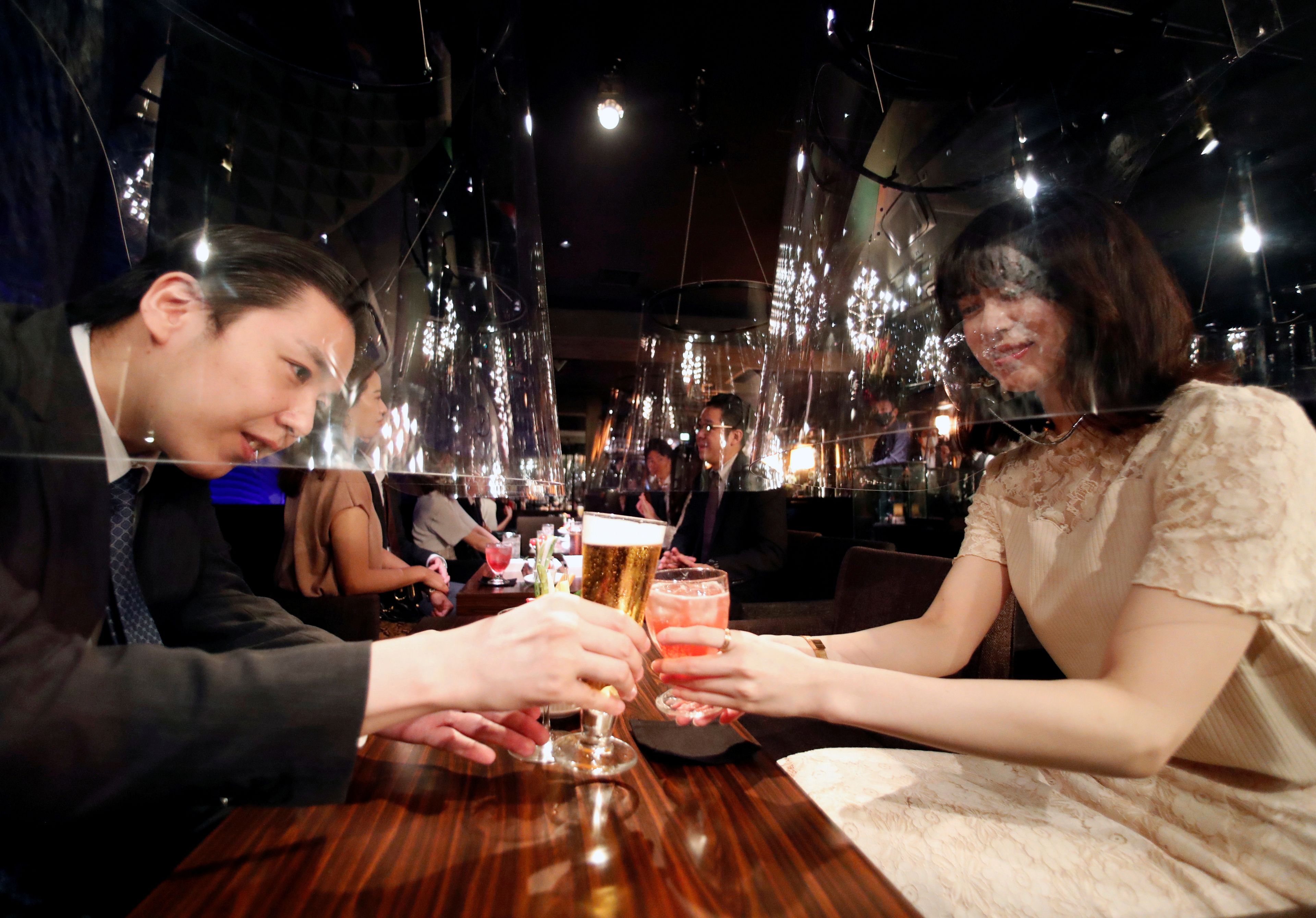 Pantallas acrílicas usadas como parte de las nuevas medidas de distanciamiento social y prevención del COVID-19 en un club nocturno de Tokio.