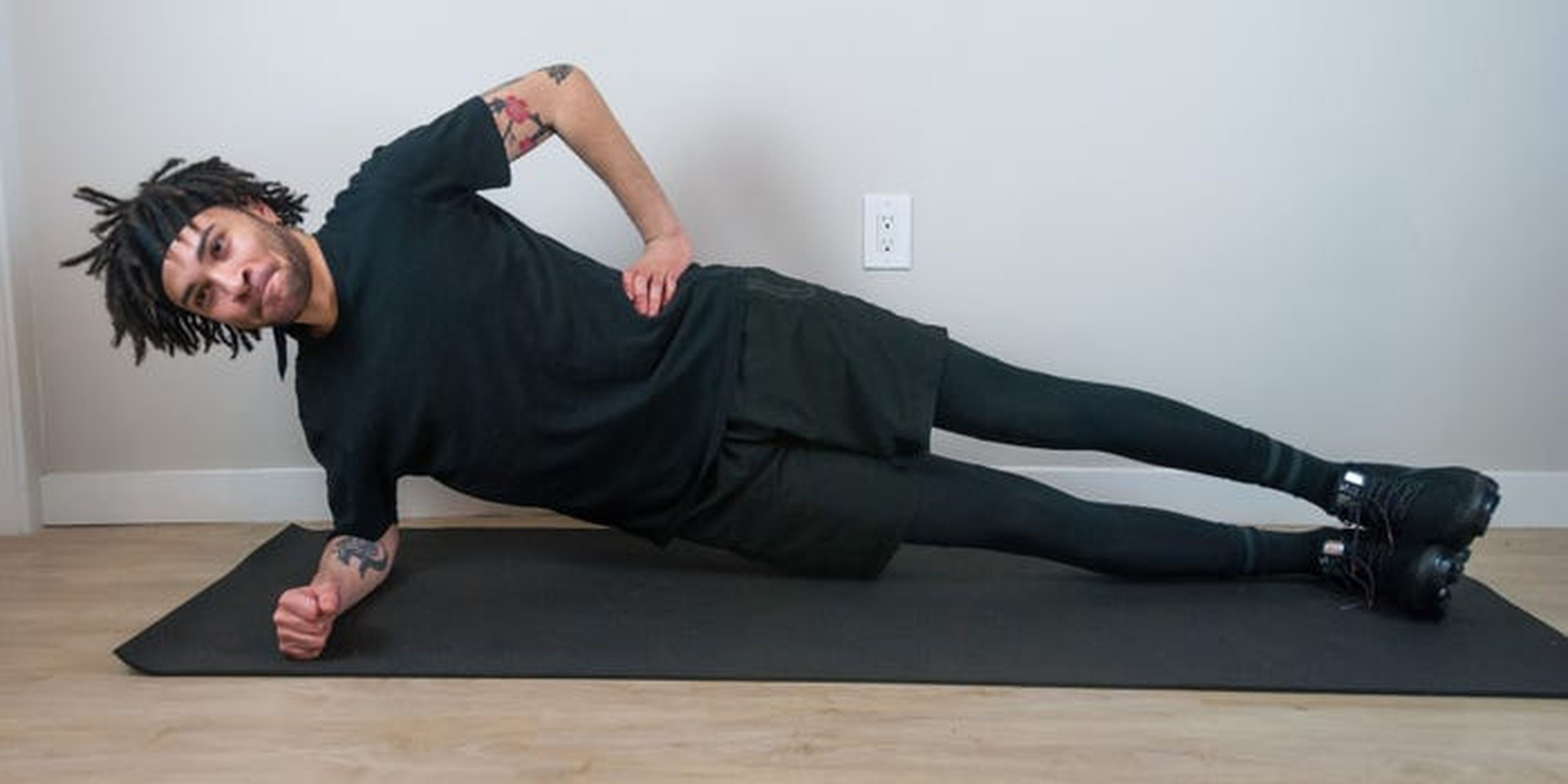 Al hacer una plancha lateral, puedes poner el brazo en la cadera o extenderlo hacia arriba.