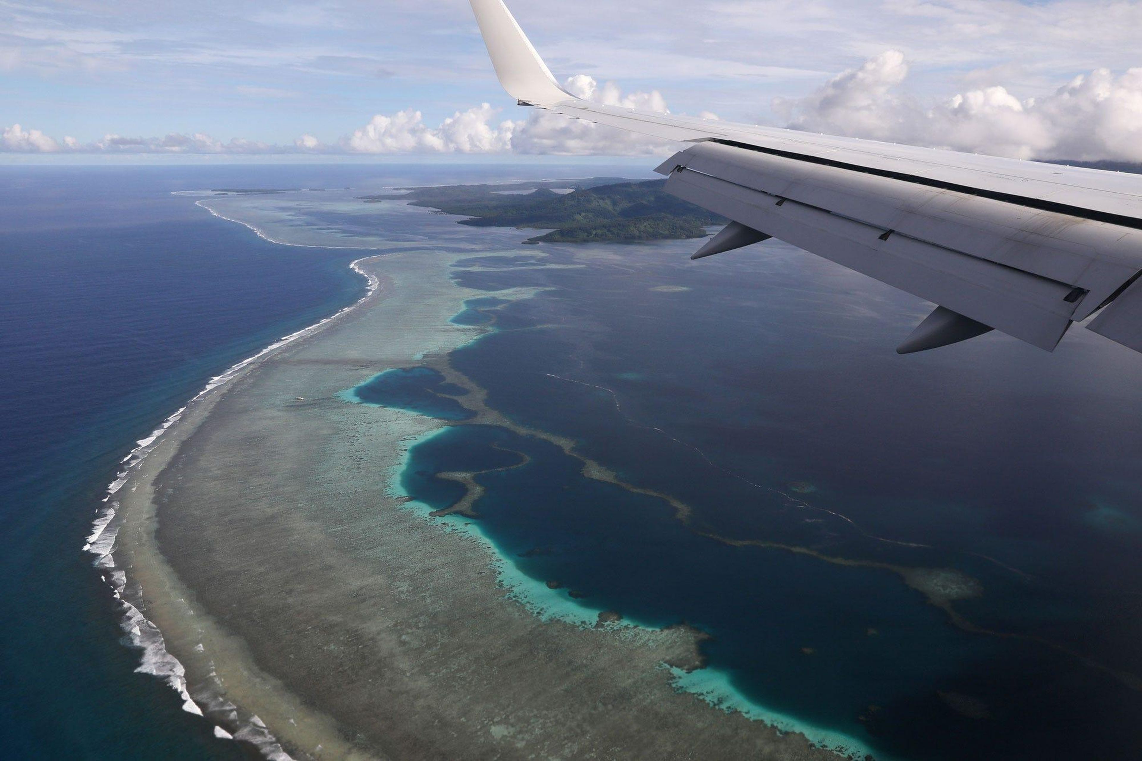 Un avión hace su aproximación de aterrizaje en el Aeropuerto Internacional de Pohnpei en Kolonia, Estados Federados de Micronesia, en agosto de 2019.