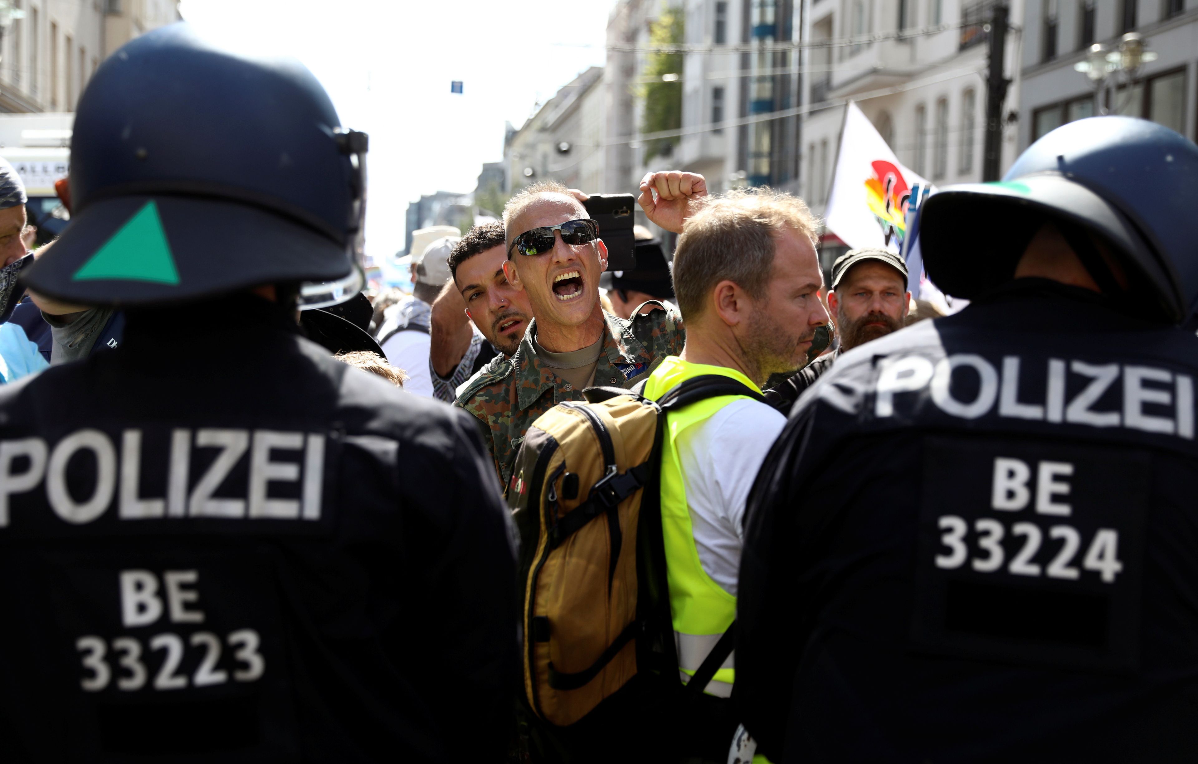 La policía de Berlín disuelve la manifestación contra las restricciones de COVID-19 del Gobierno alemán.