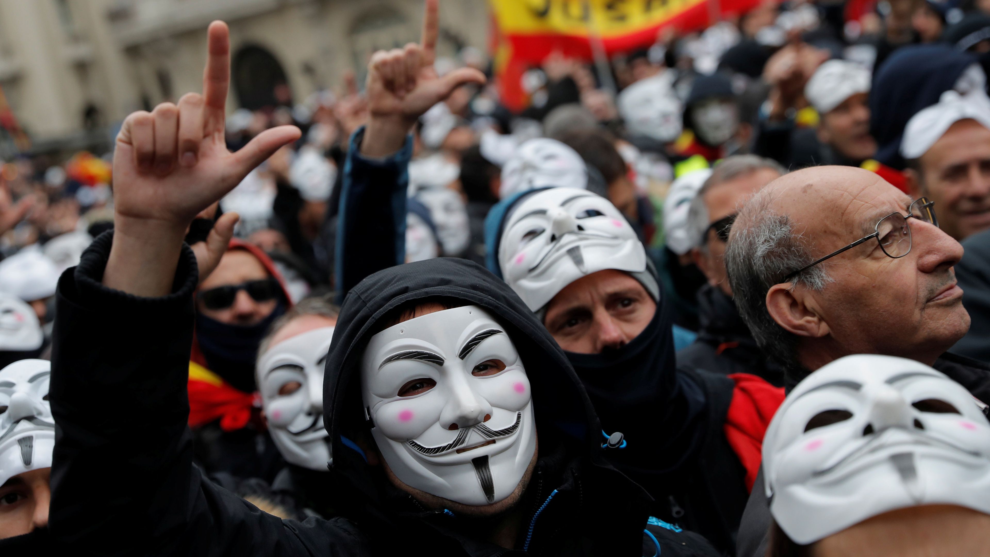 Manifestación de policías y guardias civiles por la equiparación salarial con una máscara de V de Vendetta, como el colectivo hacker Anonymous.