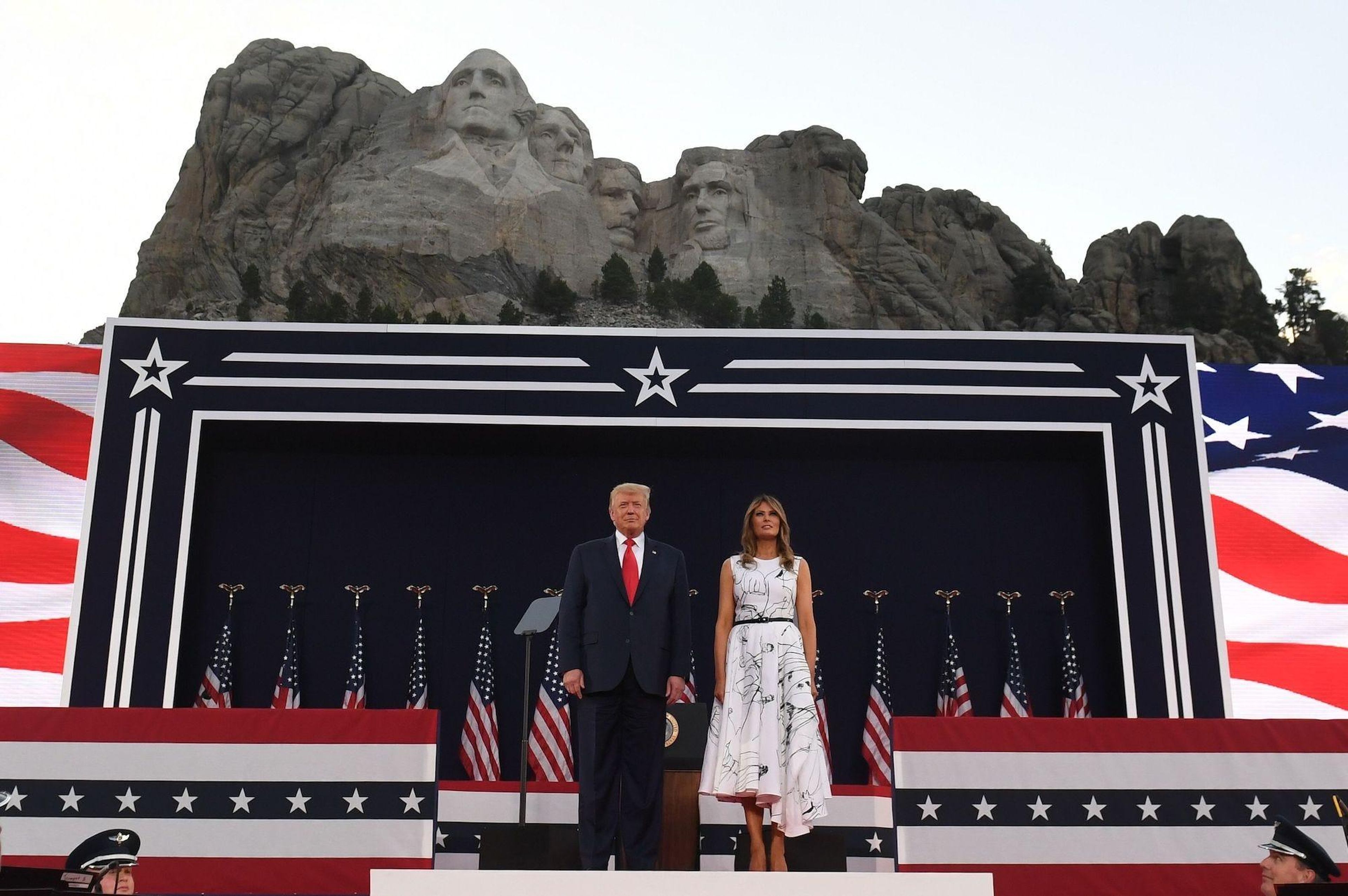El presidente Trump y la primera dama Melania Trump asisten a los actos del Día de la Independencia en el Monte Rushmore.