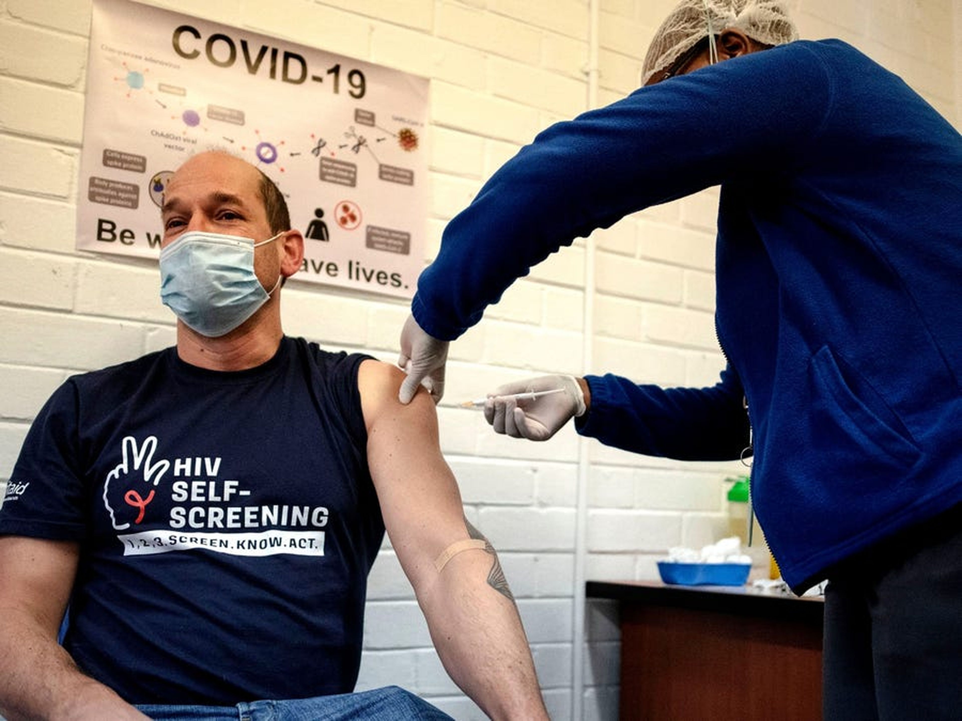 El profesor Francois Venter recibe una vacuna experimental contra el coronavirus en el Hospital Chris Hani Baragwanath de Soweto, Sudáfrica
