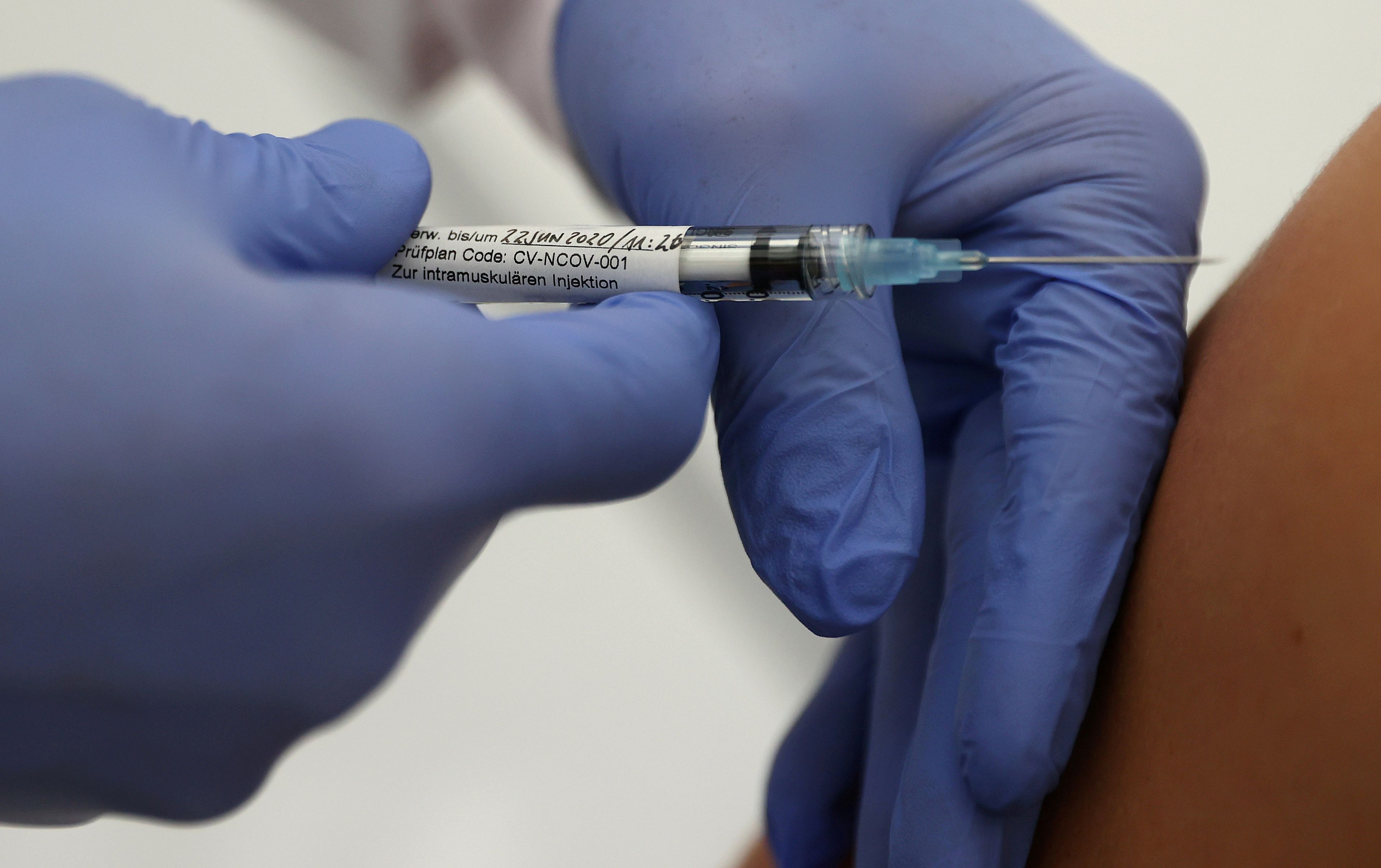 El profesor Gottfried Kremsner inyecta una vacuna contra la enfermedad del coronavirus (COVID-19) de la compañía biotecnología alemana CureVac a un voluntario.