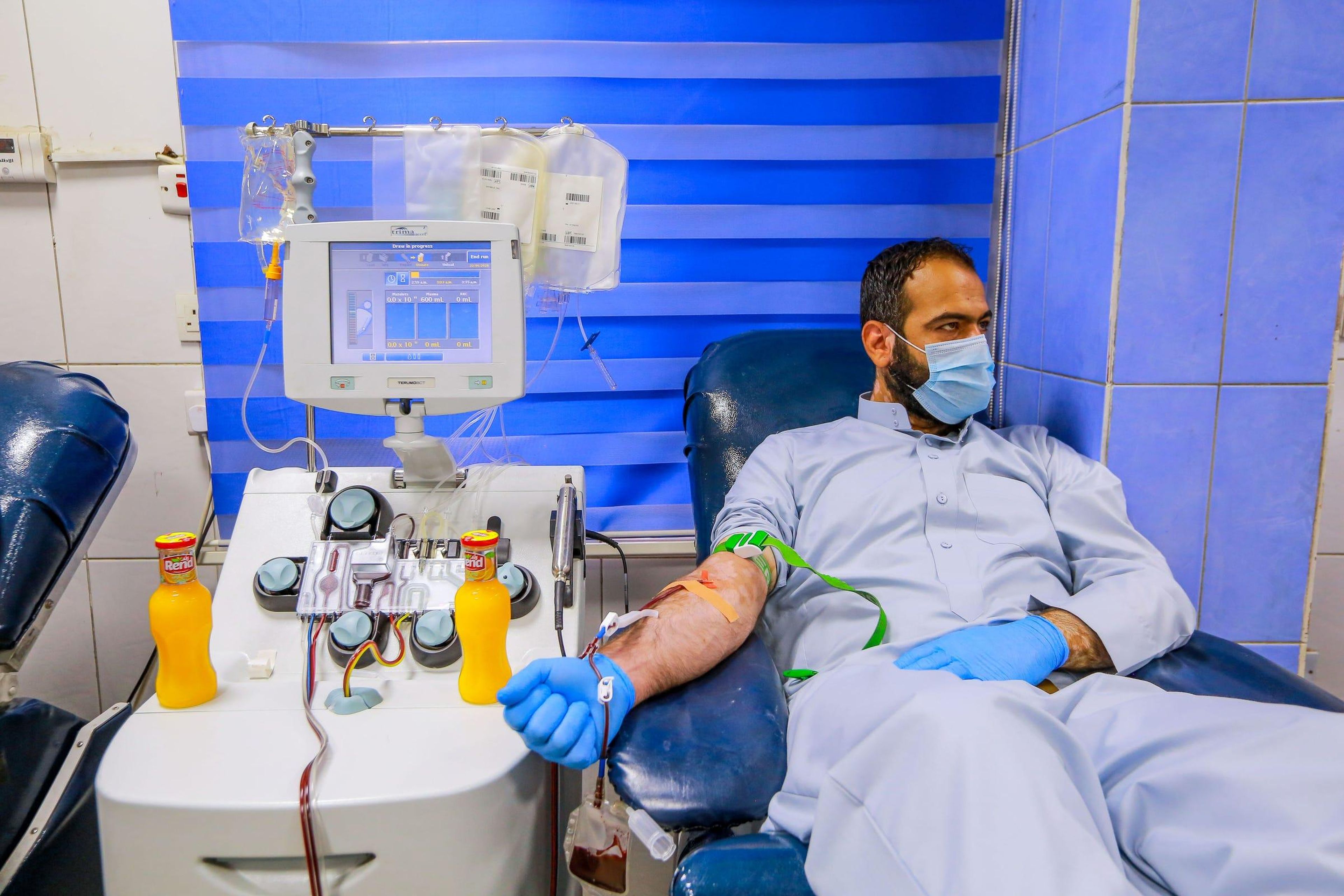 Un paciente de coronavirus recuperado dona sangre en el Centro Nacional de Transfusión de Sangre de Estados Unidos, el 22 de junio.