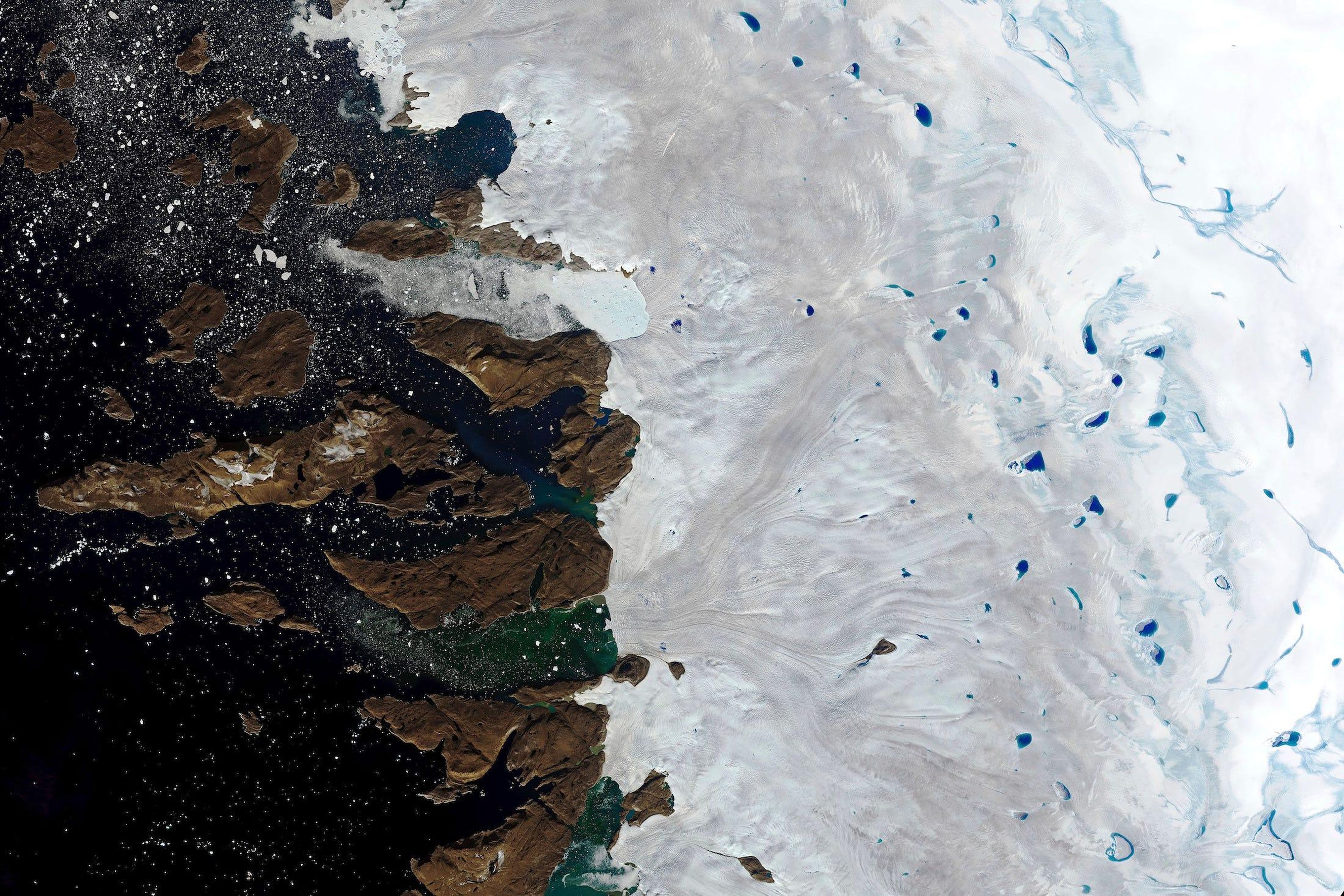 Una imagen satelital muestra un estanque de agua de fusión en la superficie de la capa de hielo en el noroeste de Groenlandia, cerca del borde de la capa.