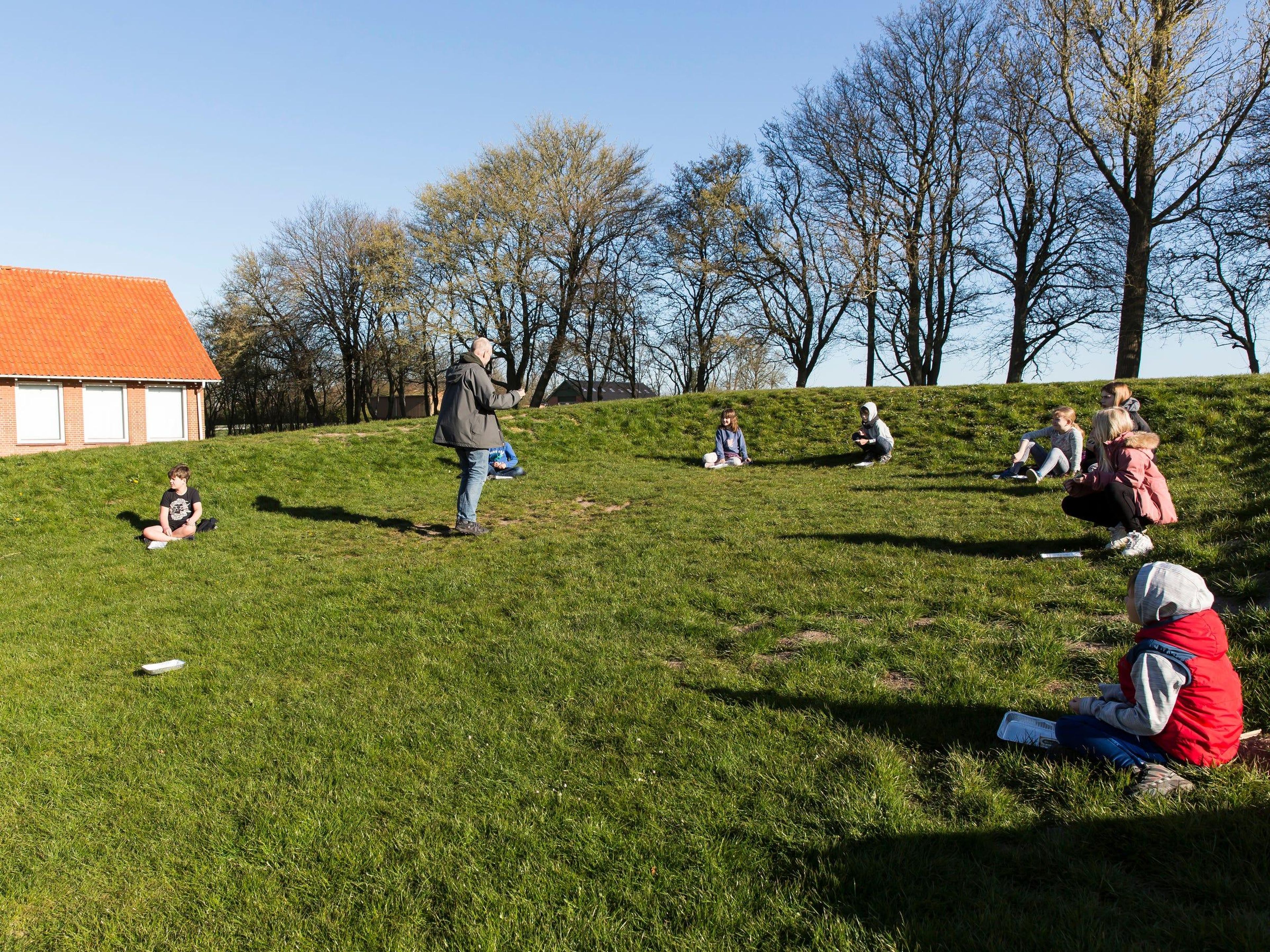 Los niños pequeños de Ringsted Lilleskole en Dinamarca en clases al aire libre en abril. Solo los alumnos de primaria pudieron regresar a las aulas después de que Dinamarca eliminara las restricciones.