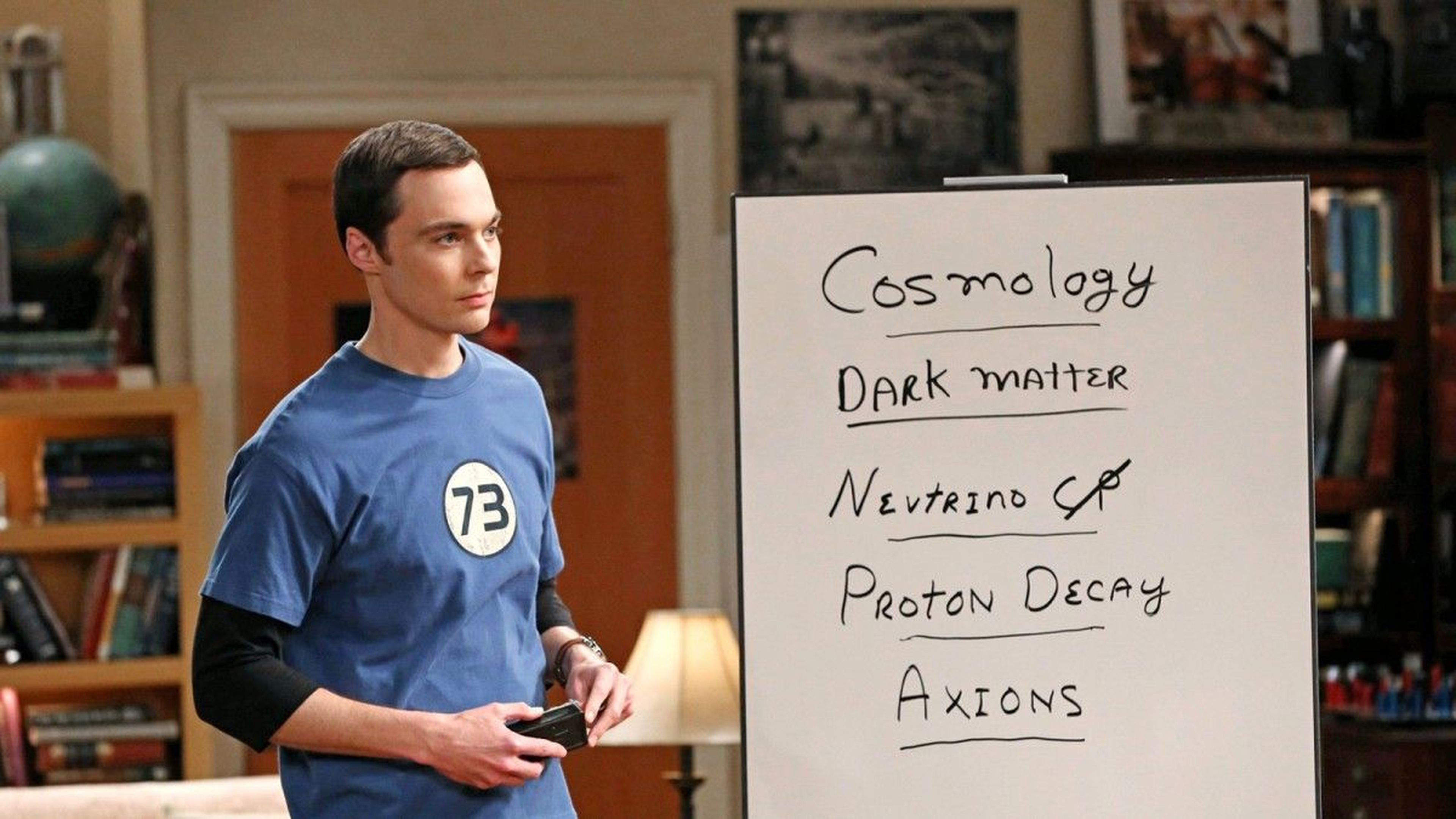 Sheldon Cooper piensa en alternativas a su especialidad, la teoría de cuerdas, en una escena de la serie 'The Big Bang Theory'.