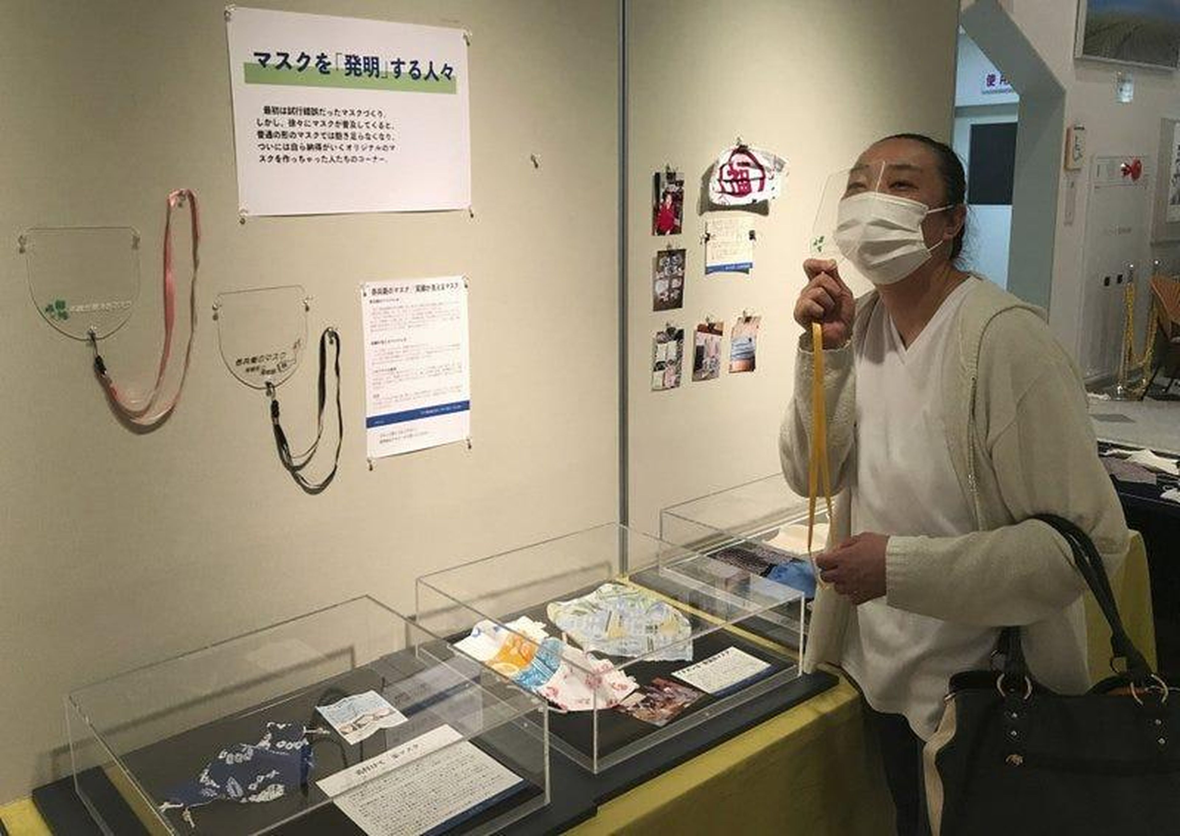 Shoko Maede, una cocinera de guardería, mira una exposición de máscaras en el Museo Histórico de Urahoro