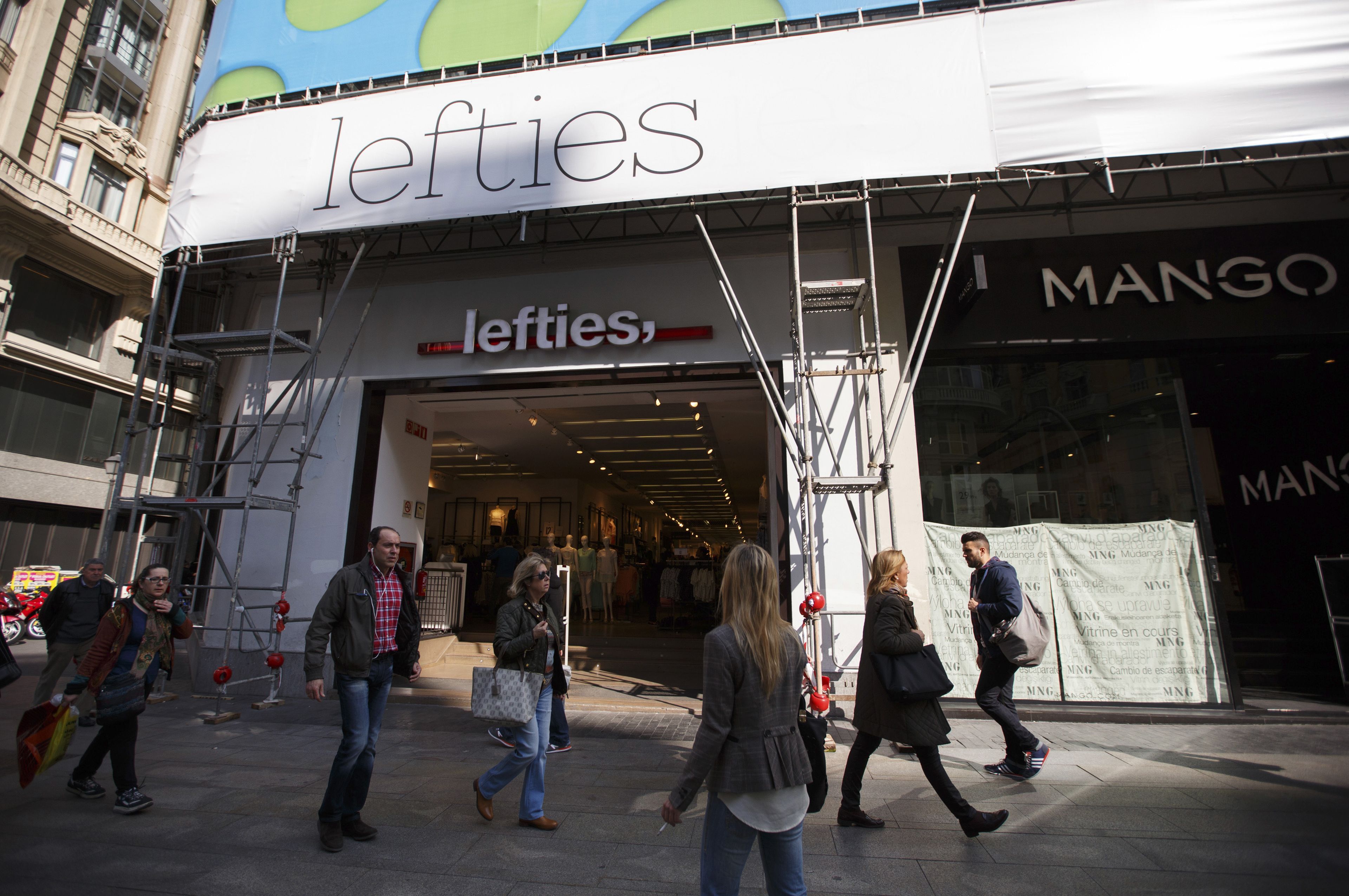 Una tienda de Lefties al lado de una tienda de Mango en una calle de Madrid