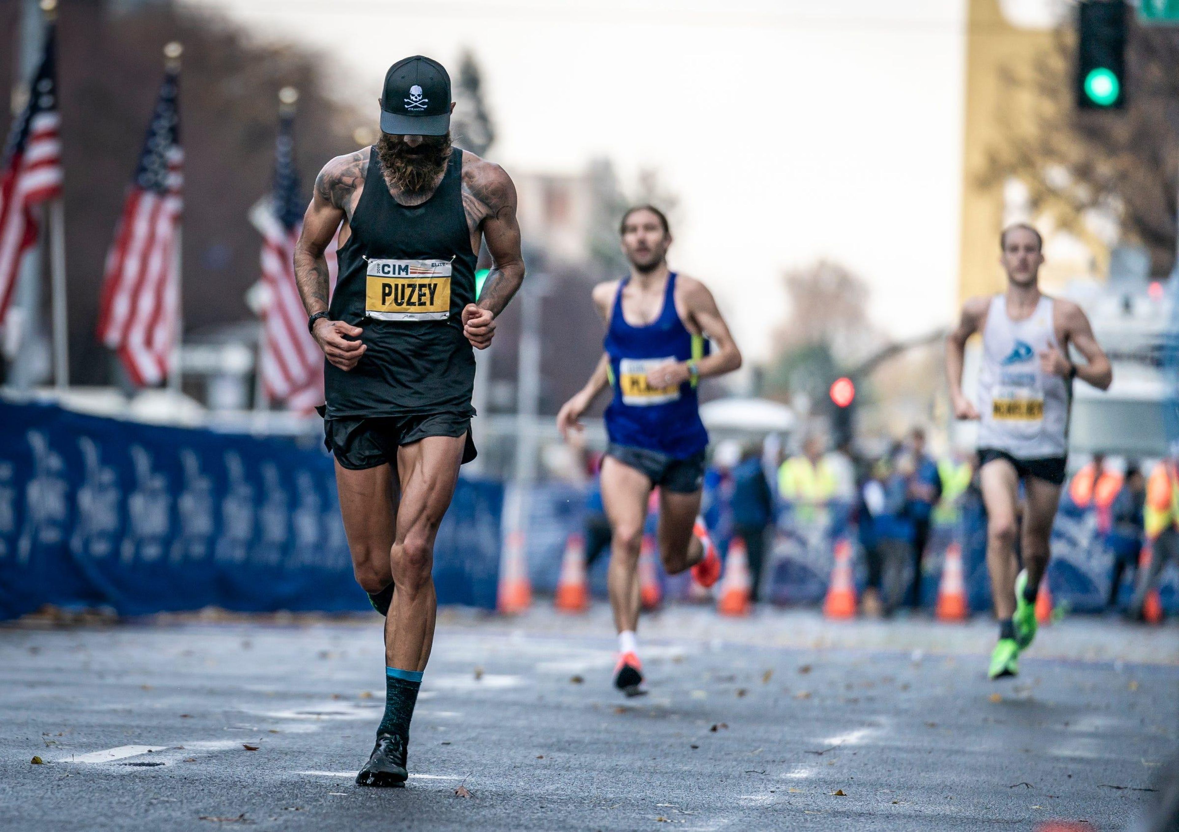 Tommy Rivers Puzey corriendo en el Maratón Internacional de California 2019 el 8 de diciembre en Sacramento, California.