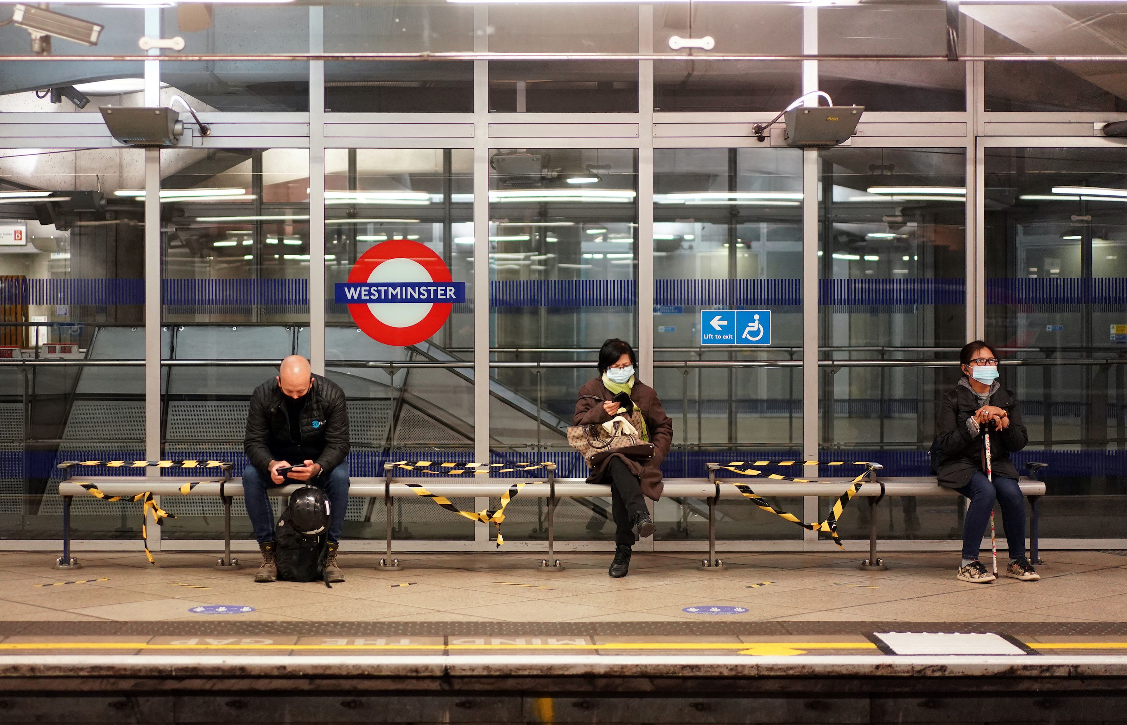 Usuarios del metro de Londres llevando mascarillas.