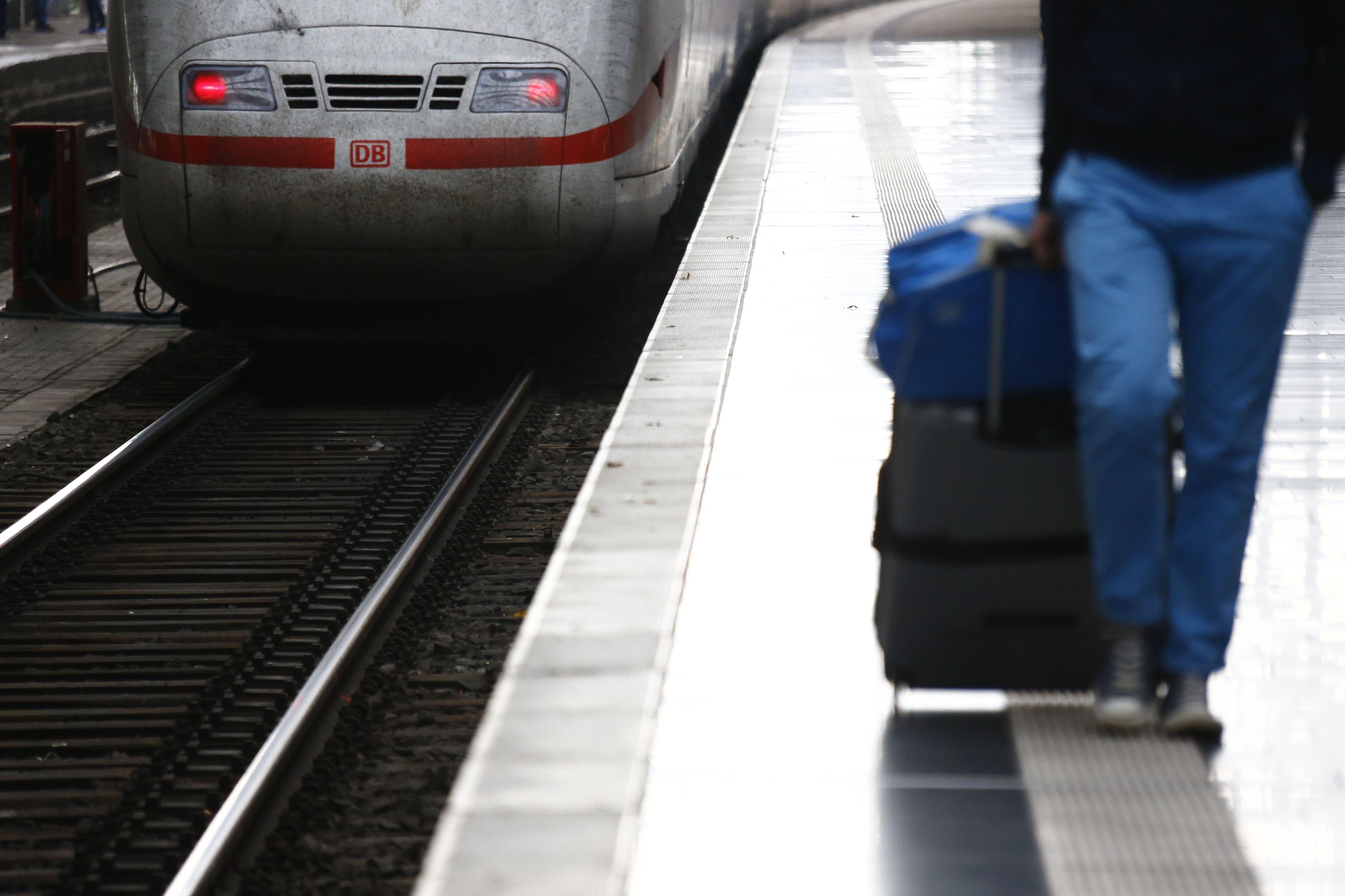 Un pasajero camina por un andén en la estación de trenes de Frankfurt, Alemania.