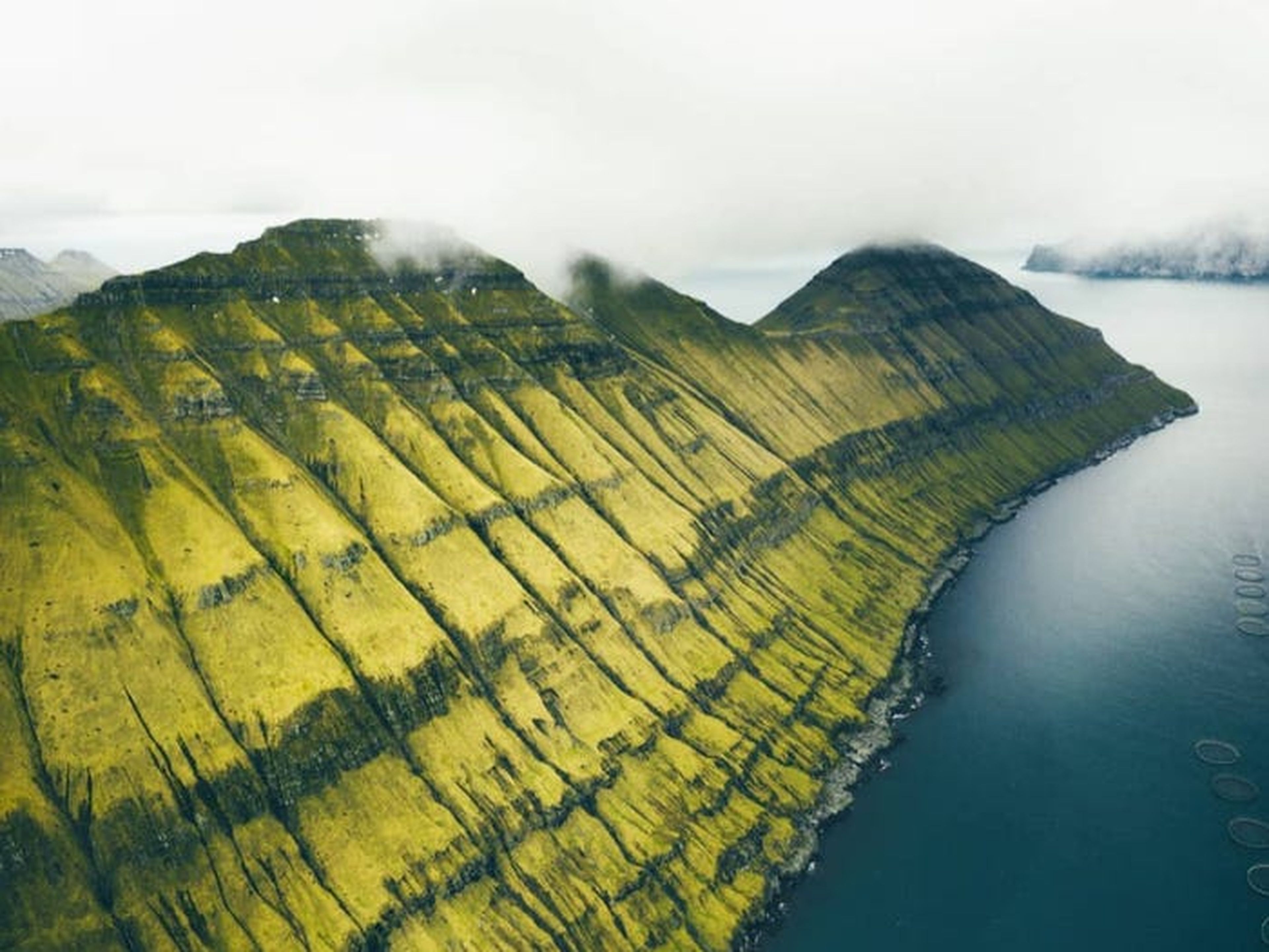 Los verdes acantilados de las Islas Feroe también son increíbles desde el aire.