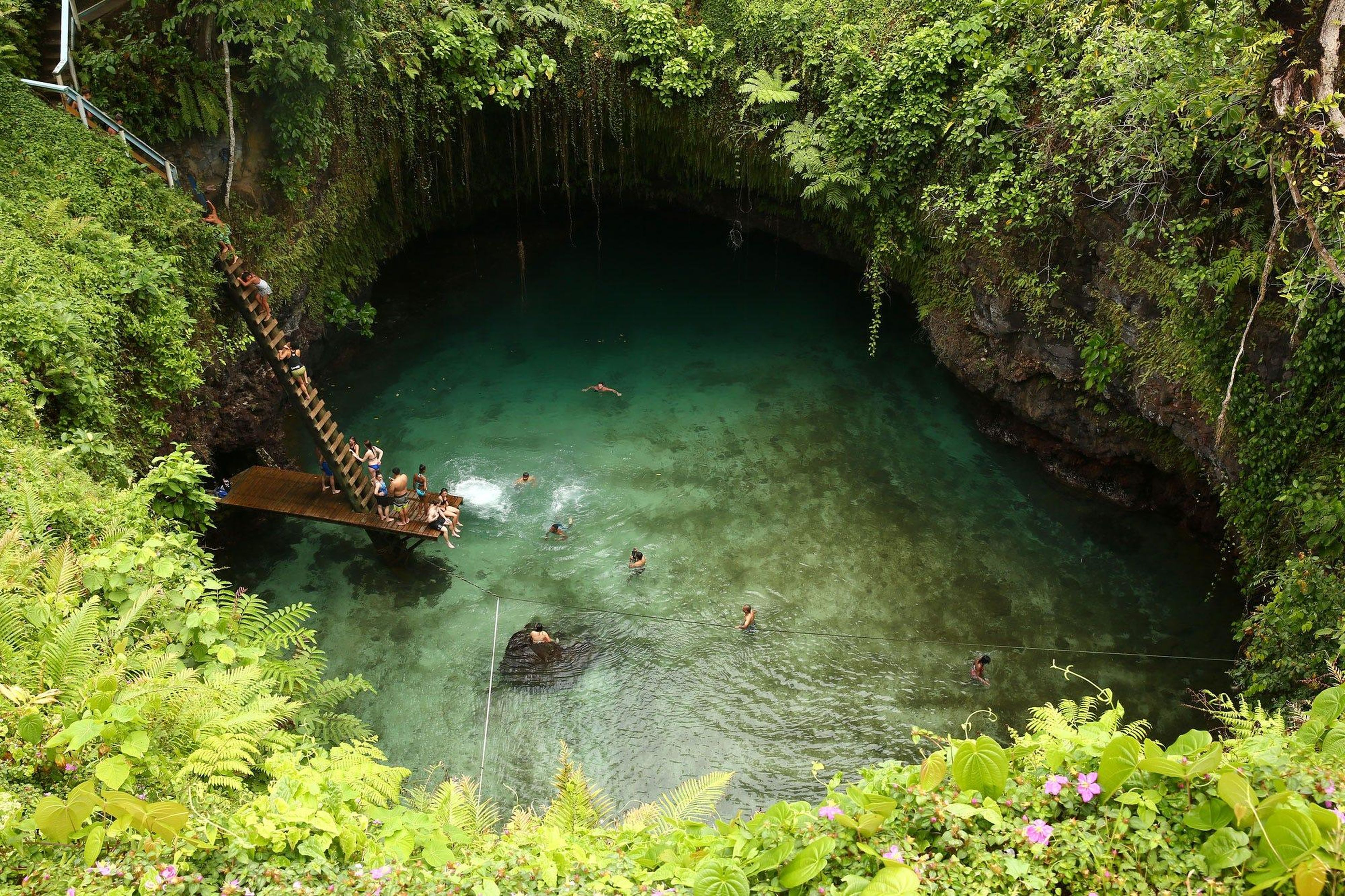 Los visitantes nadan en la fosa oceánica de To Sua en Lotofaga, Samoa, en septiembre de 2015.