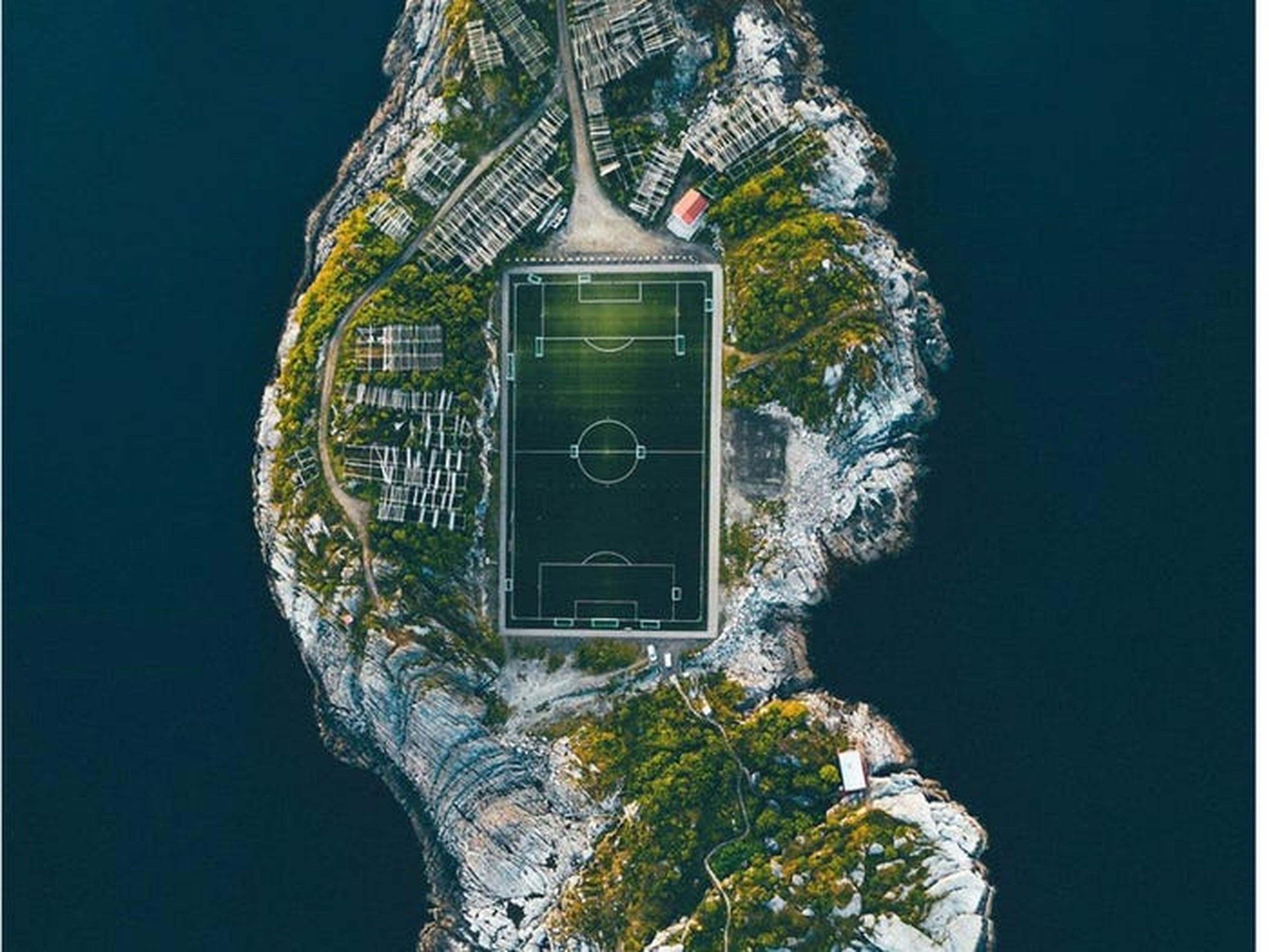 En esta vista aérea de Henningsvær, una isla frente a la costa de Noruega, destaca su campo de fútbol.