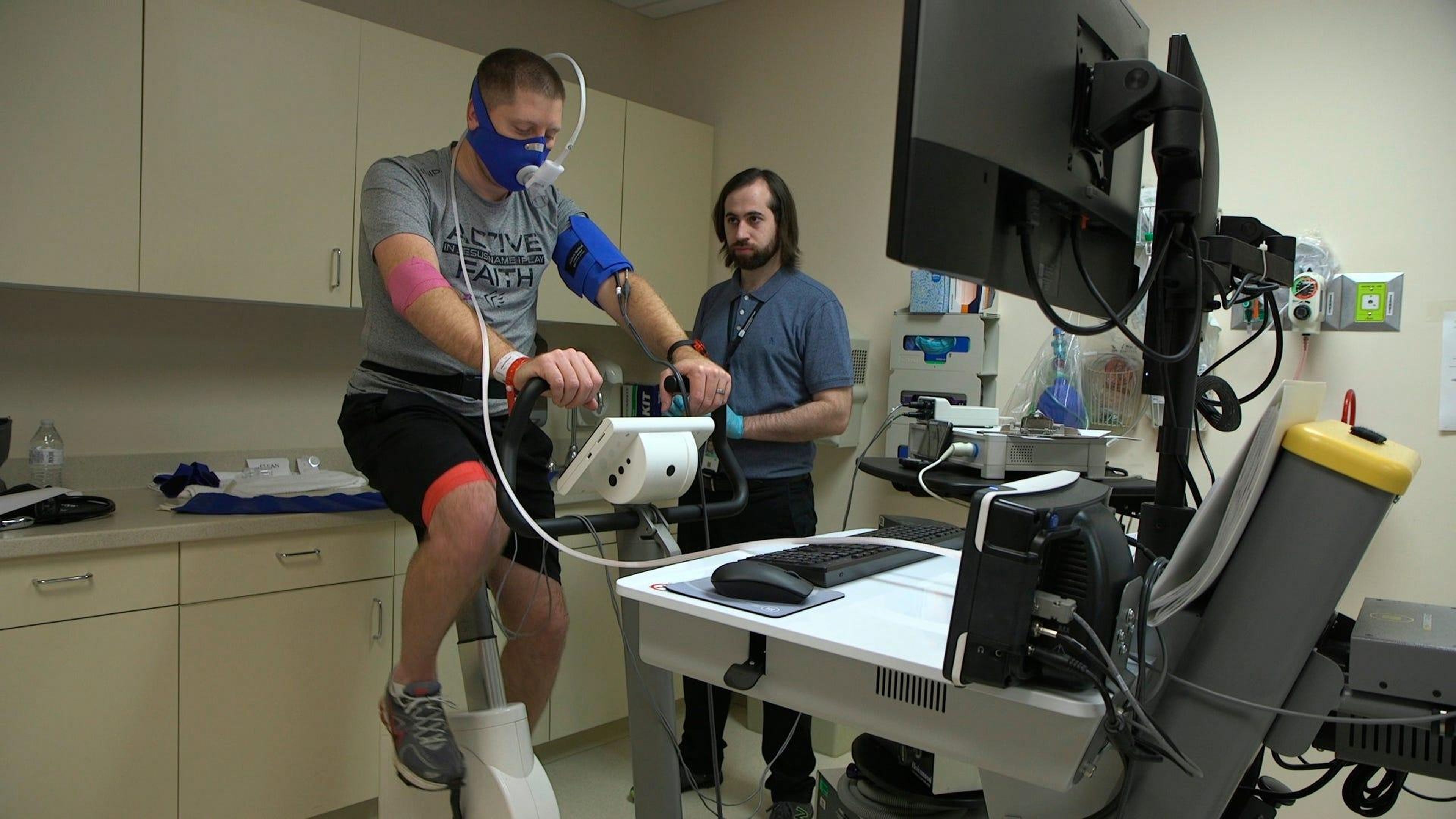 Zach Ault, un paciente con fatiga crónica, completa una prueba de ejercicio en los Institutos Nacionales de Salud el 18 de noviembre de 2019.