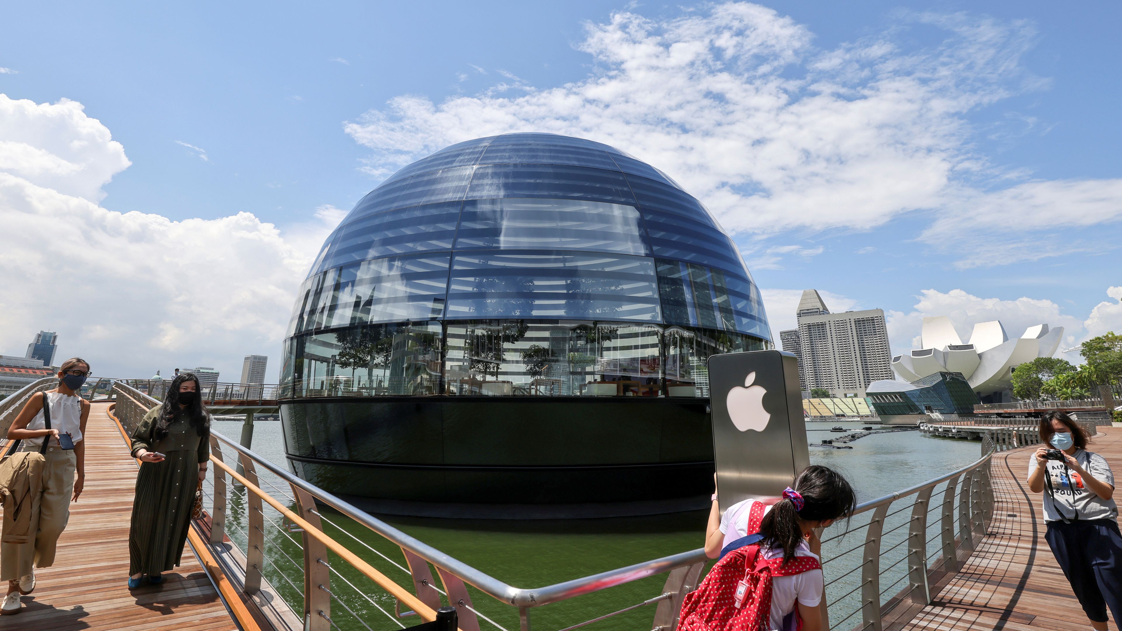 Una fotografía de la recién estrenada Apple Store flotante de Singapur.